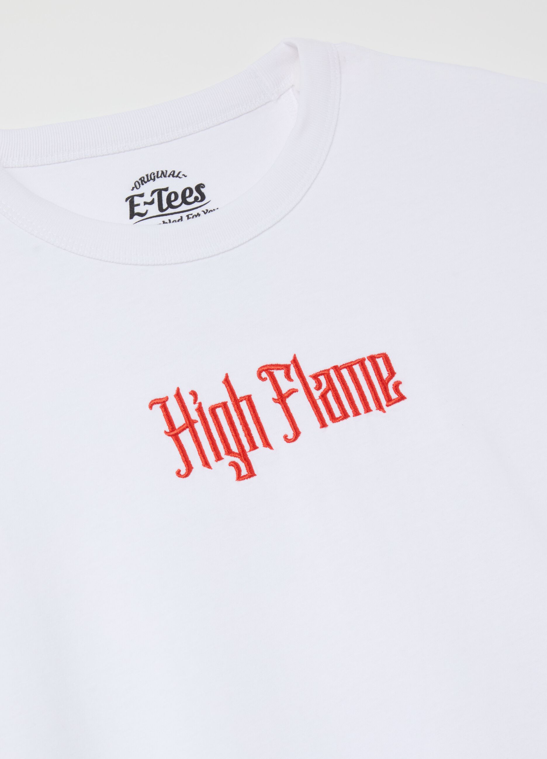 White short-sleeved T-shirt with flames print