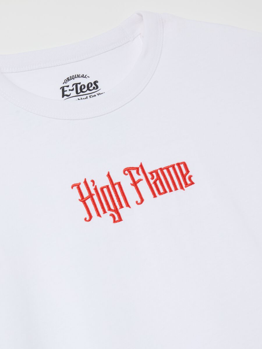White short-sleeved T-shirt with flames print_5