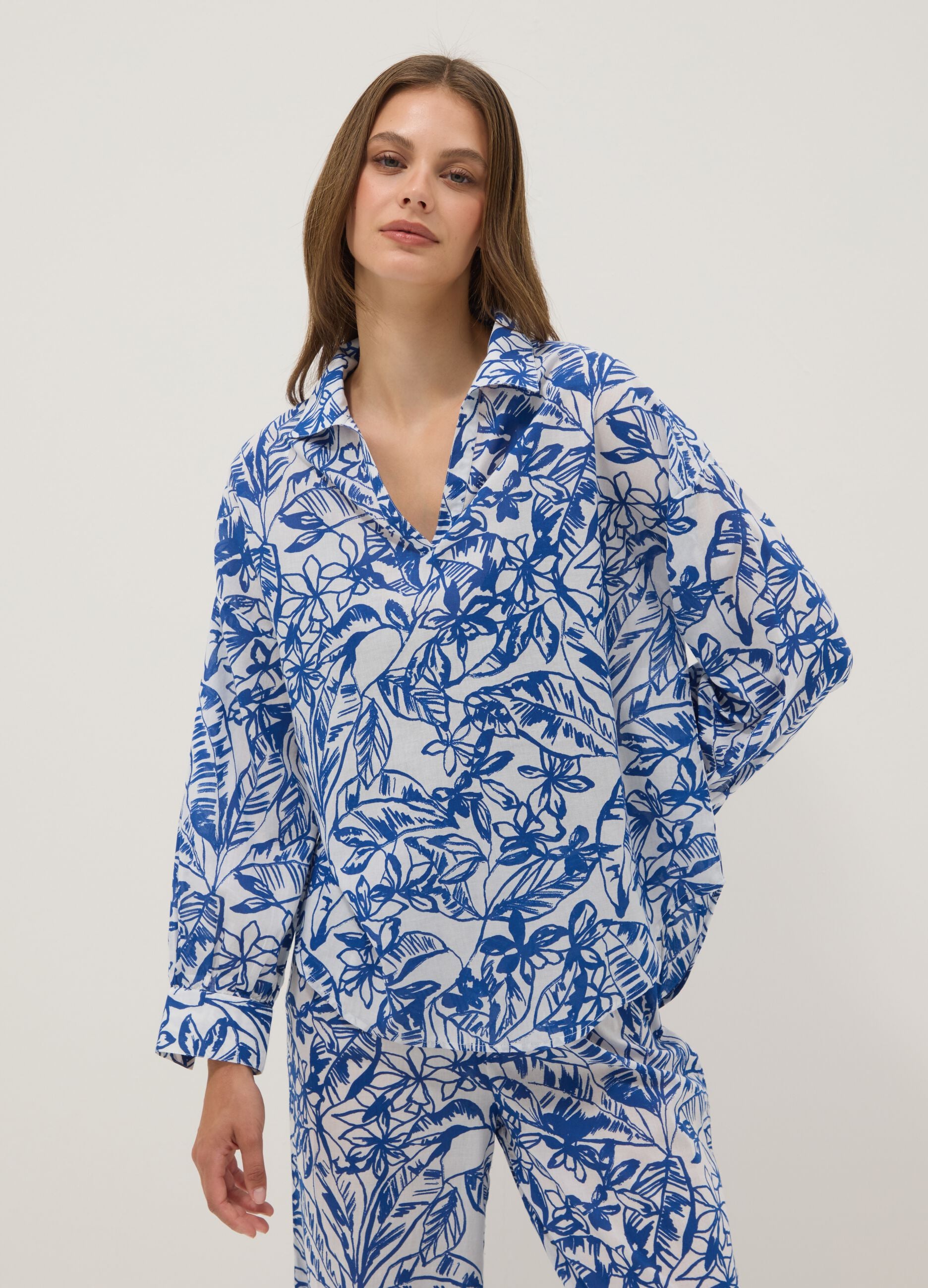 Blue and white organic cotton kaftan with tropical print