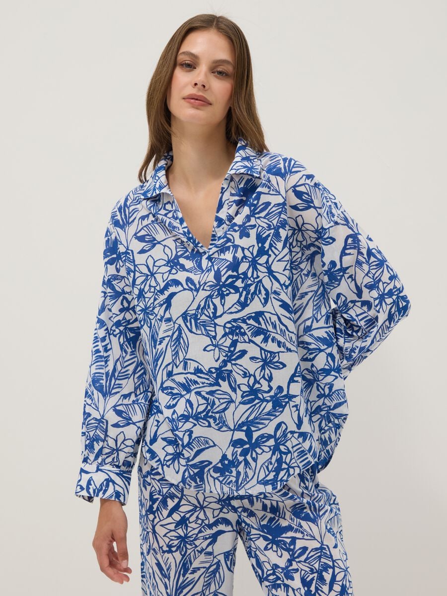 Caftano blu e bianco in cotone organico con stampa tropicale_2