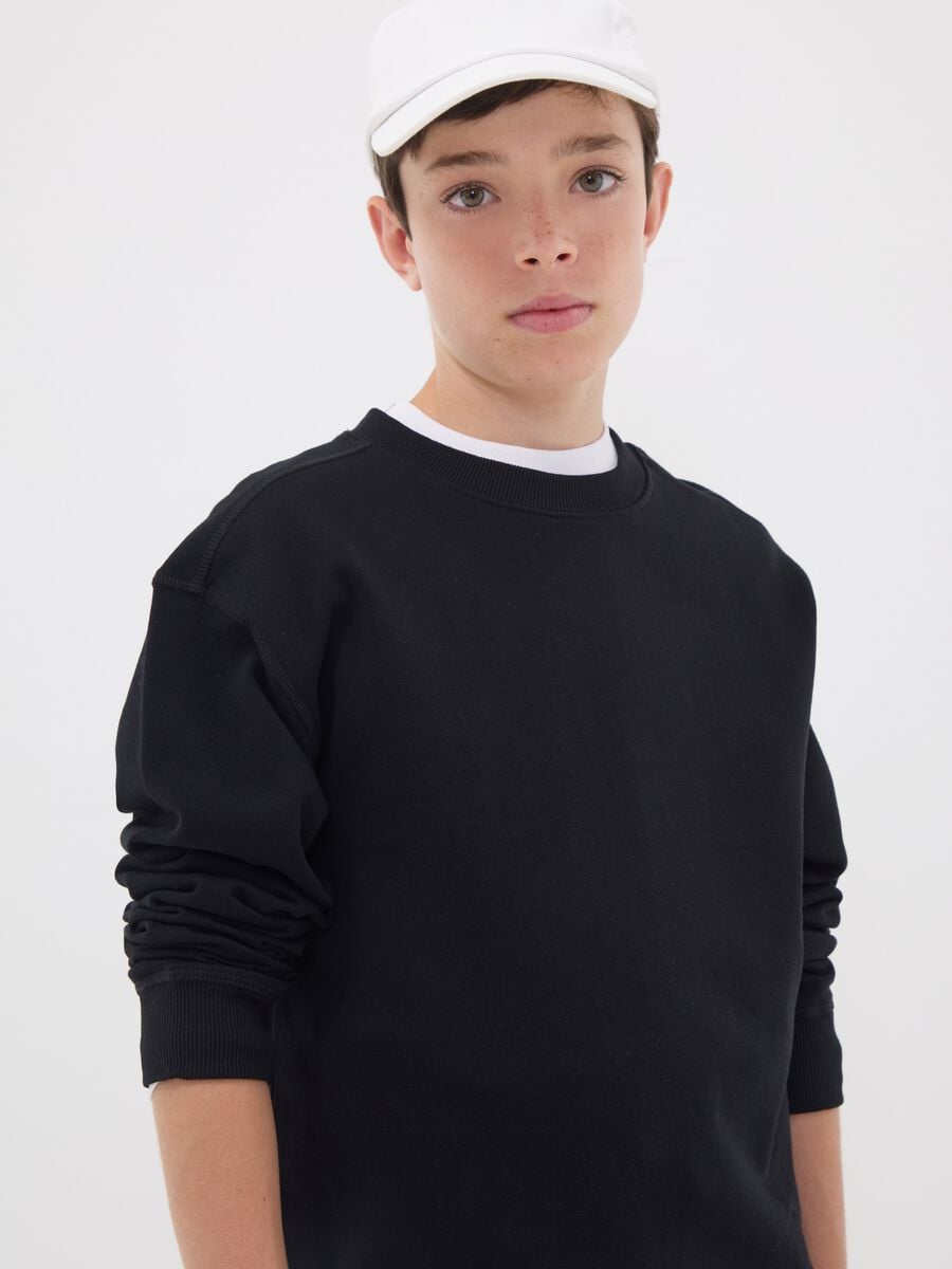 Black pure cotton crew-neck sweatshirt for boys, relaxed fit_0