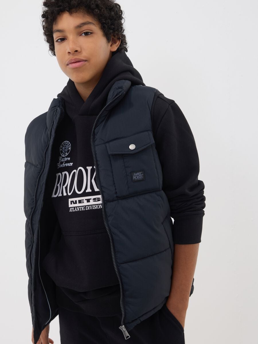 Black water-repellent padded gilet with zip and high neck for boys_0