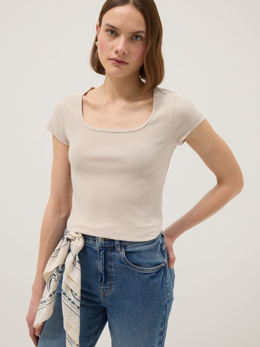 T-shirt fitted in cotone elasticizzato beige con scollo quadrato_0