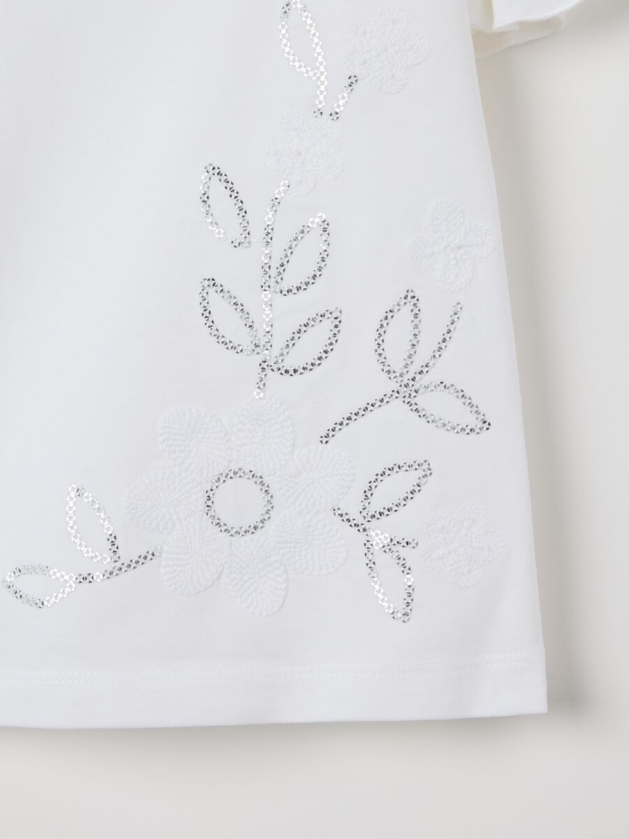 White T-shirt with sequins and flowers embroidery_3