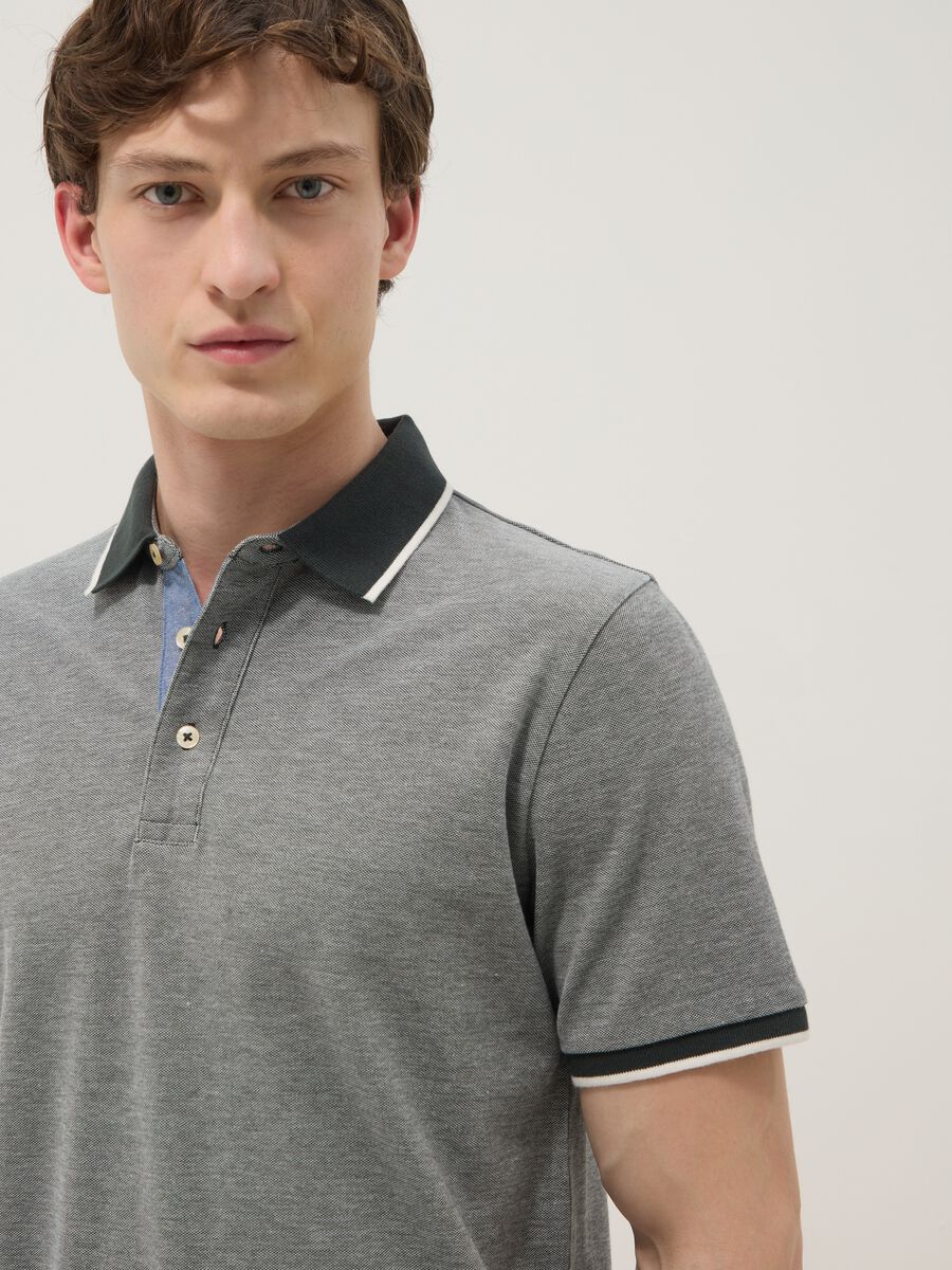 Polo grigia in puro cotone con collo classico_3