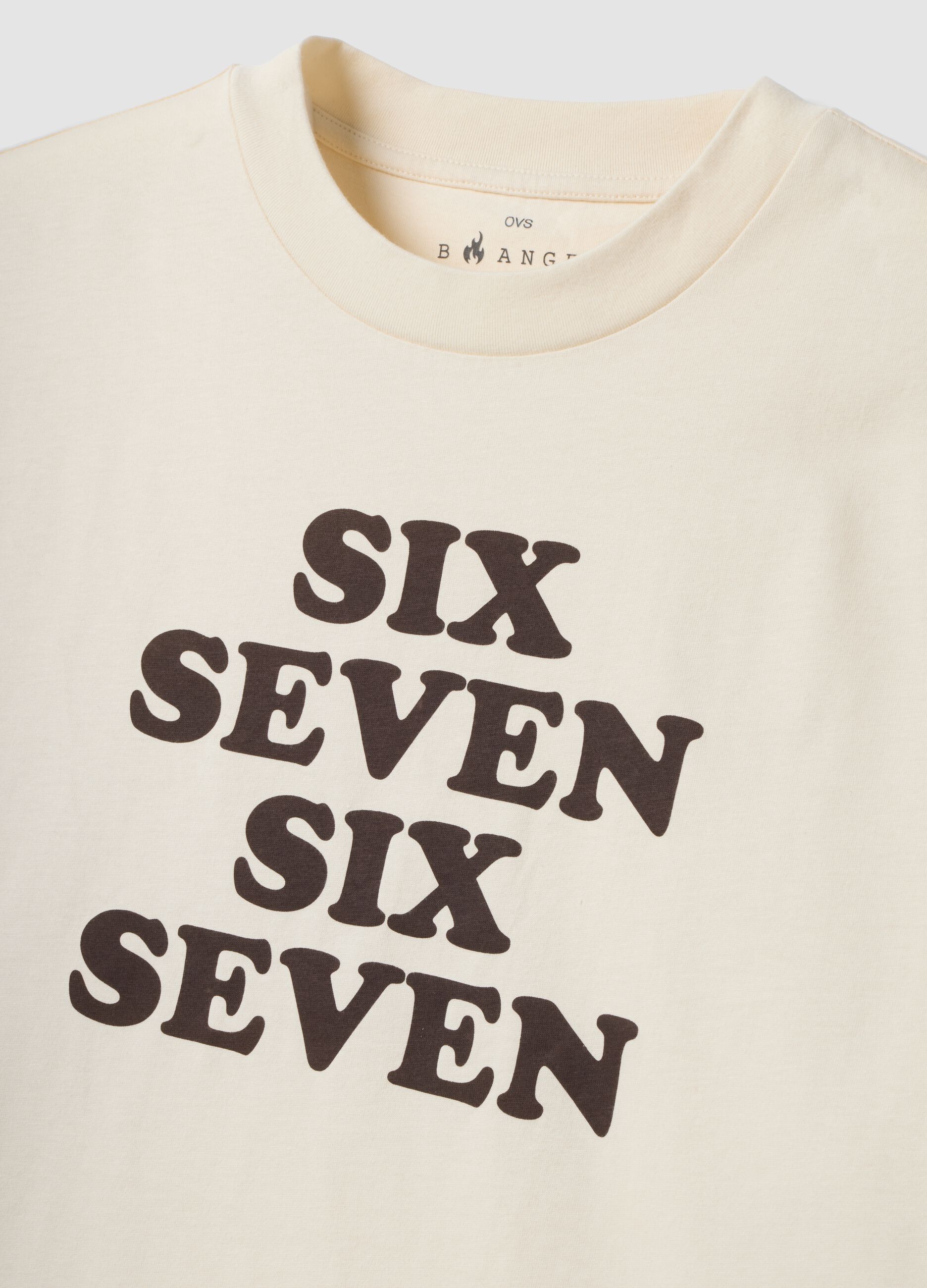 T-shirt bianca in puro cotone con stampa frontale Six Seven boxy fit