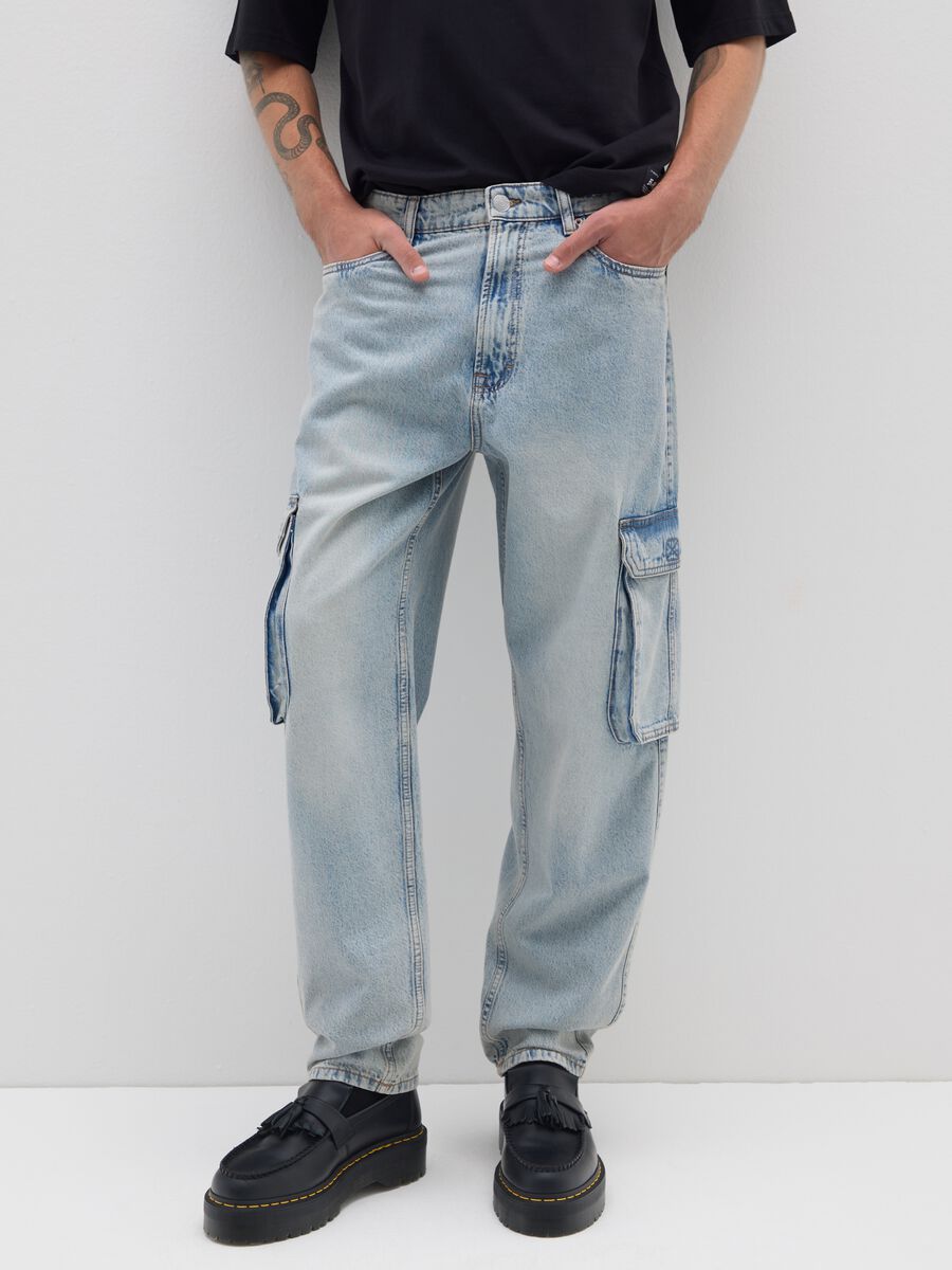 Jeans baggy in denim blu con tasche cargo_1