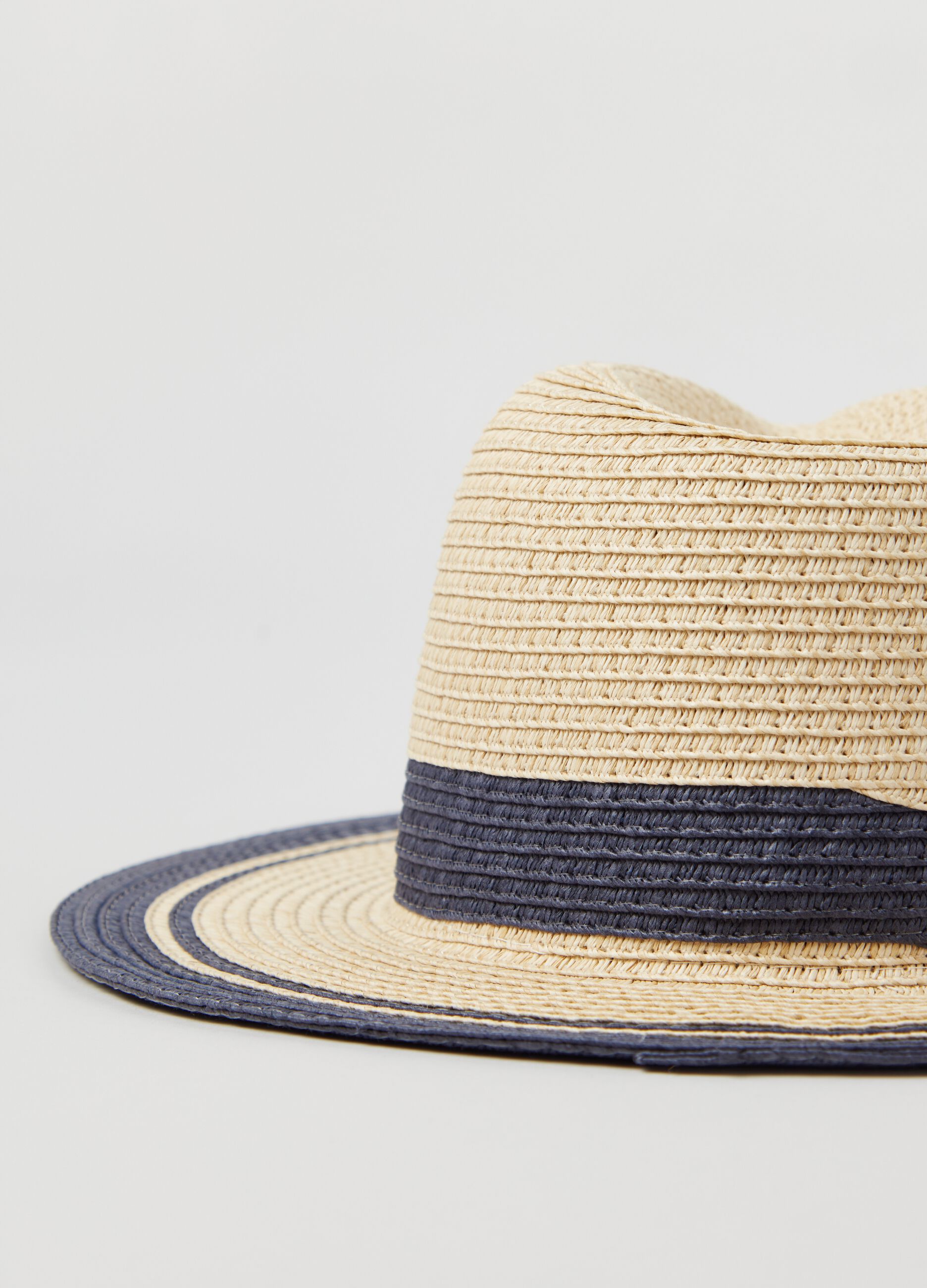 Straw hat with contrasting details
