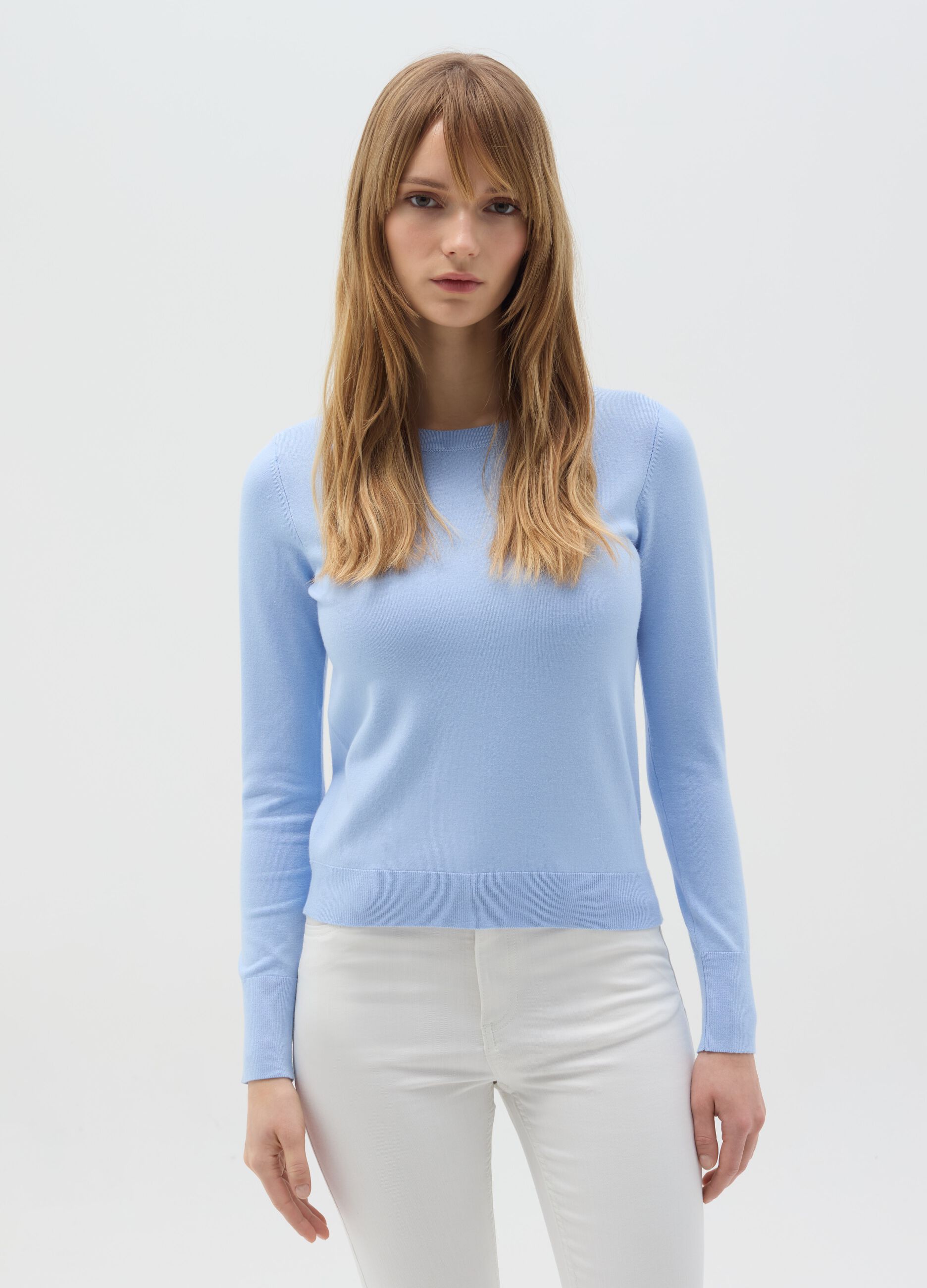 Top with round neck and long sleeves