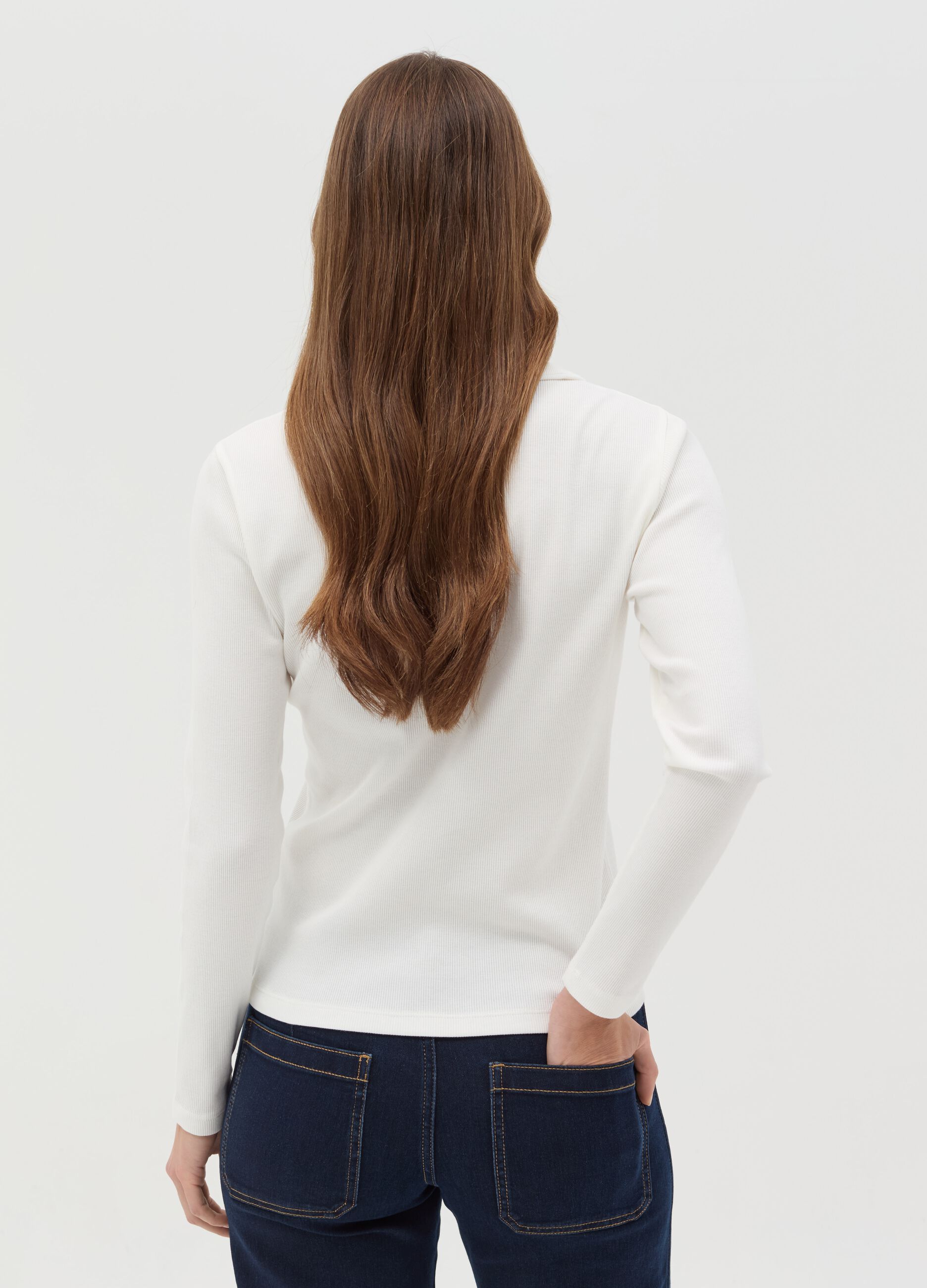 T-shirt a costine con scollo a polo