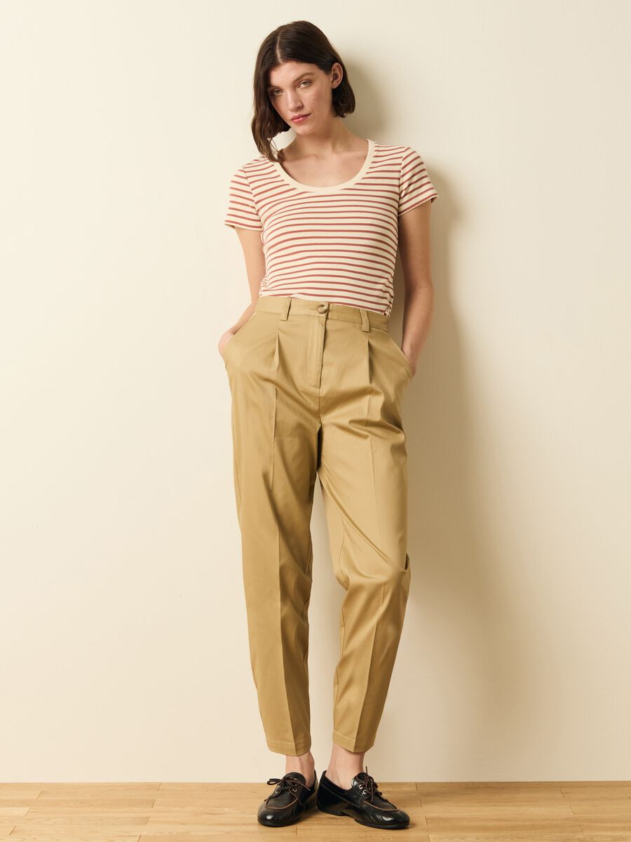 Cropped chino trousers with darts_0