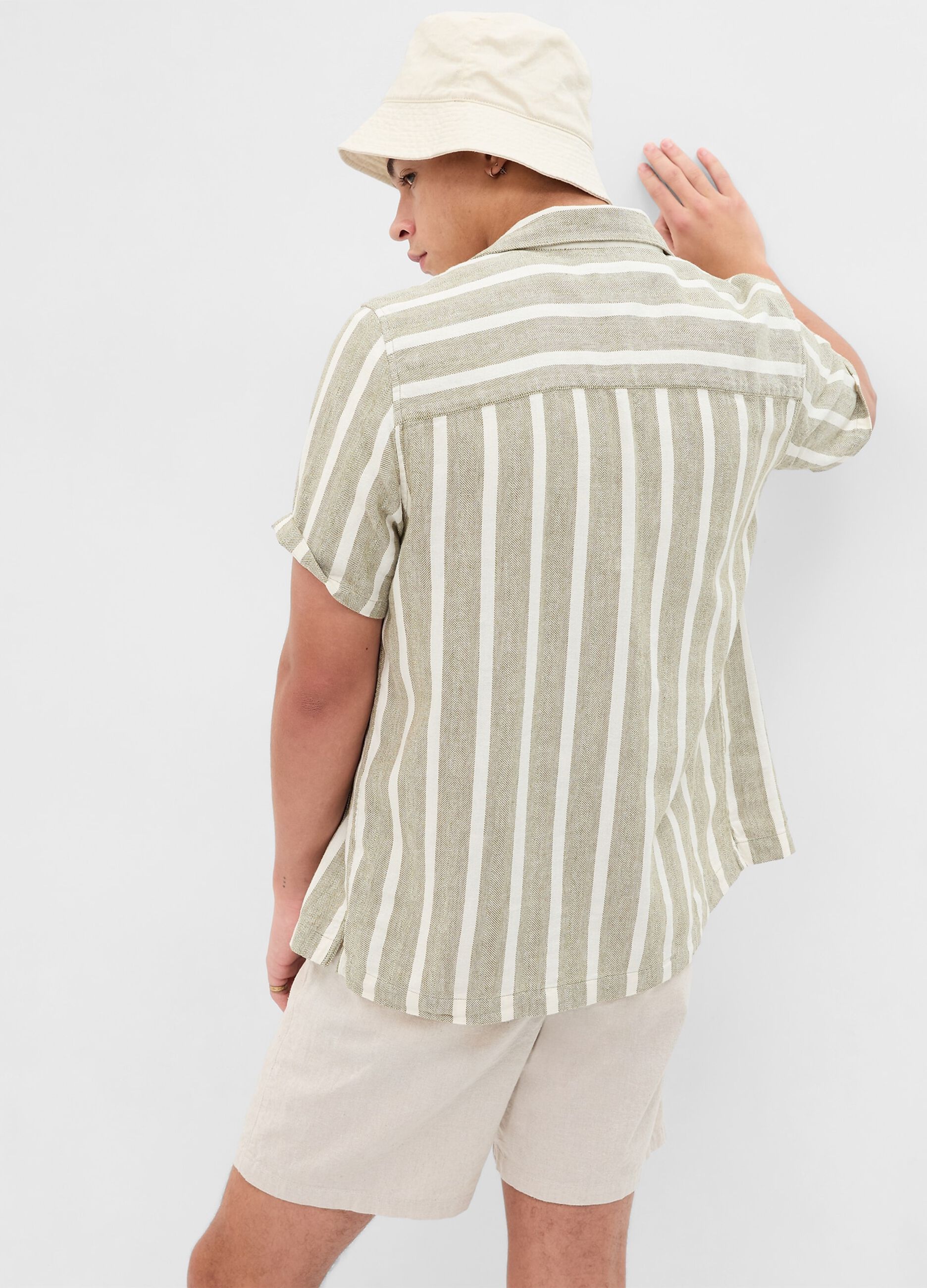 Short-sleeved shirt with pockets