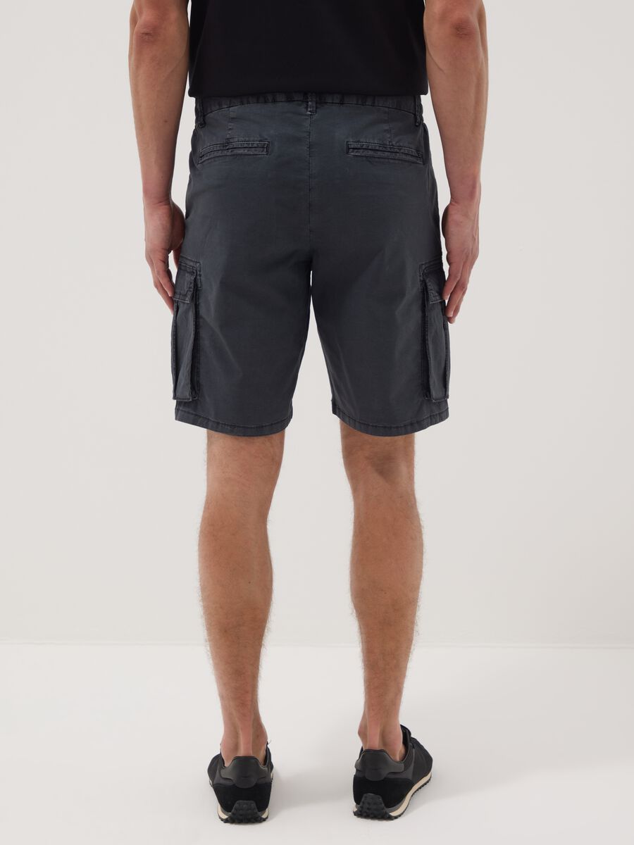 Blue stretch cotton cargo Bermuda shorts_2