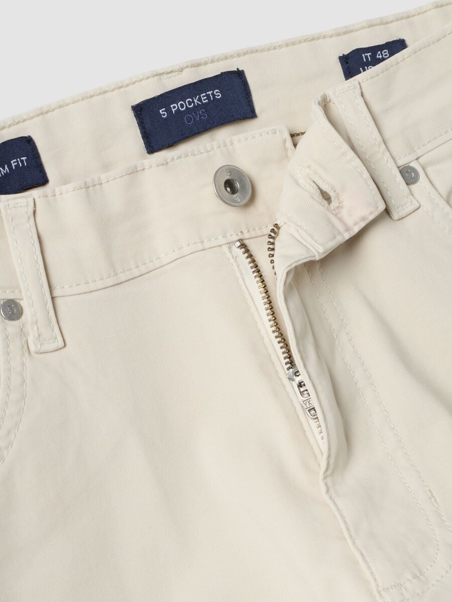 Pantaloni beige in twill di cotone elasticizzato slim fit_1