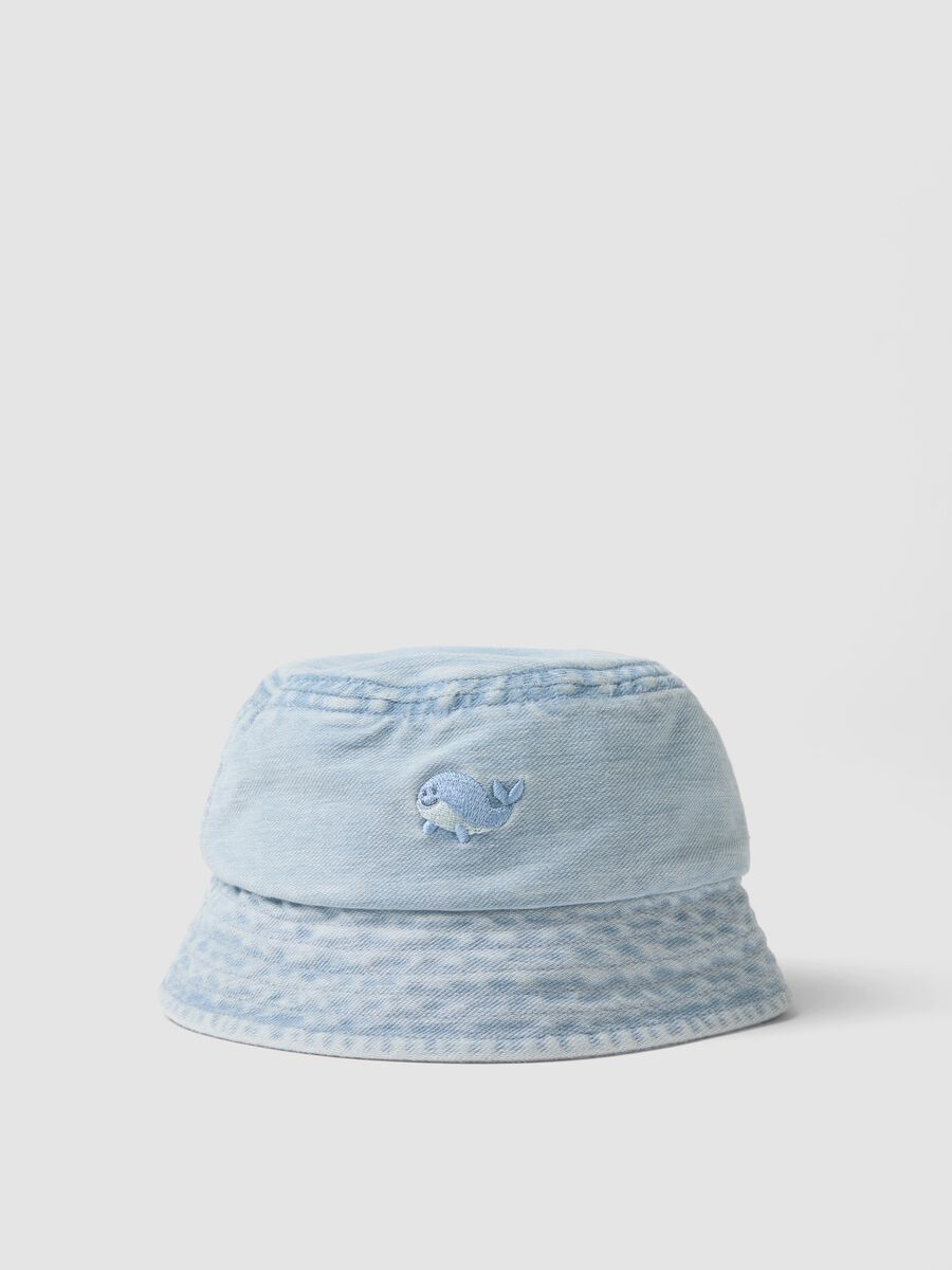Cappello denim azzurro in cotone elasticizzato da bimbo con ricamo_0
