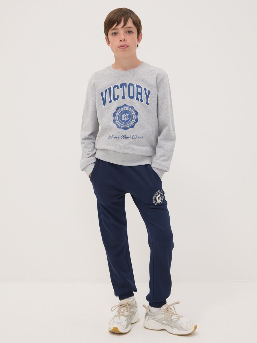Pantaloni jogger blu in puro cotone con stampa_0