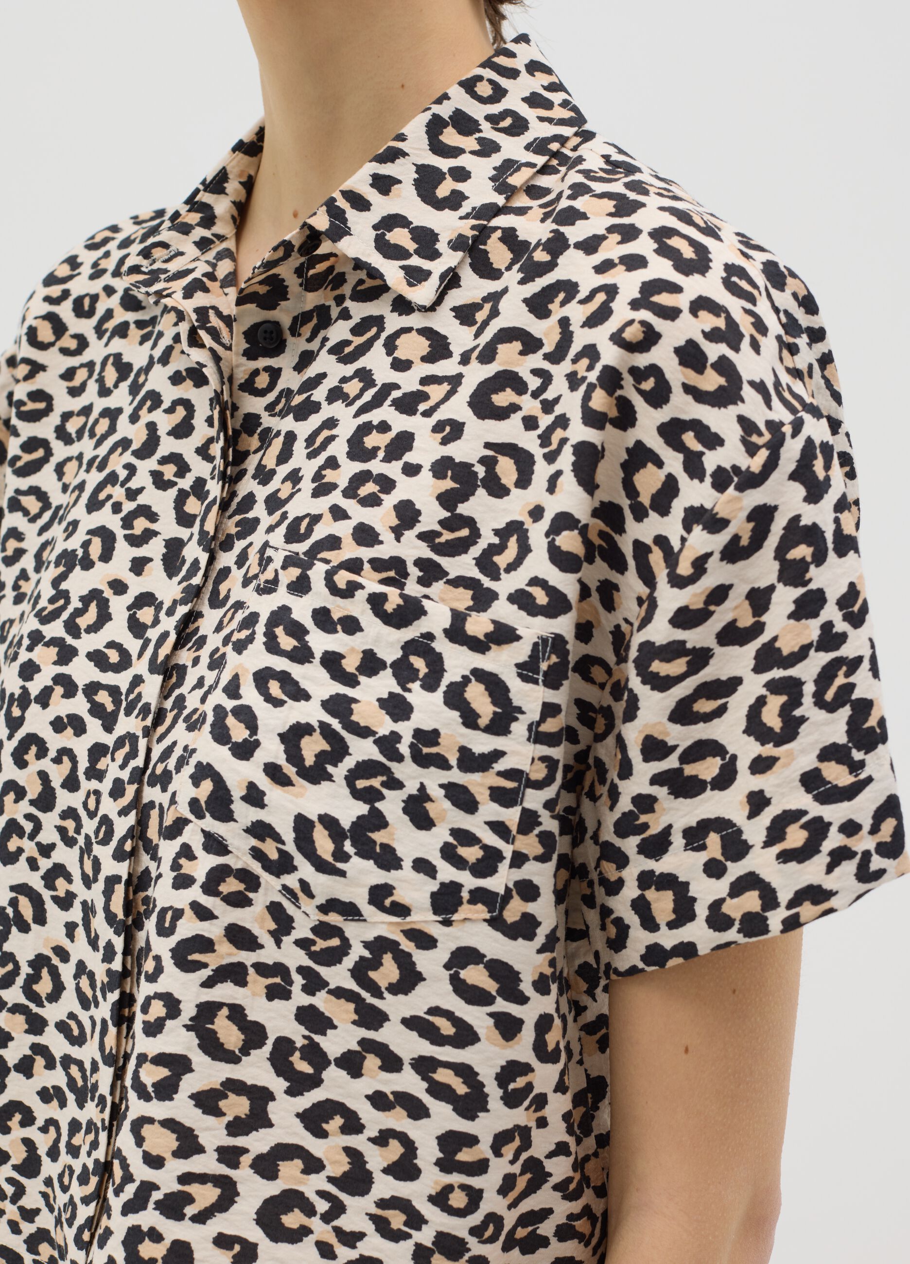 Short-sleeved shirt with animal print
