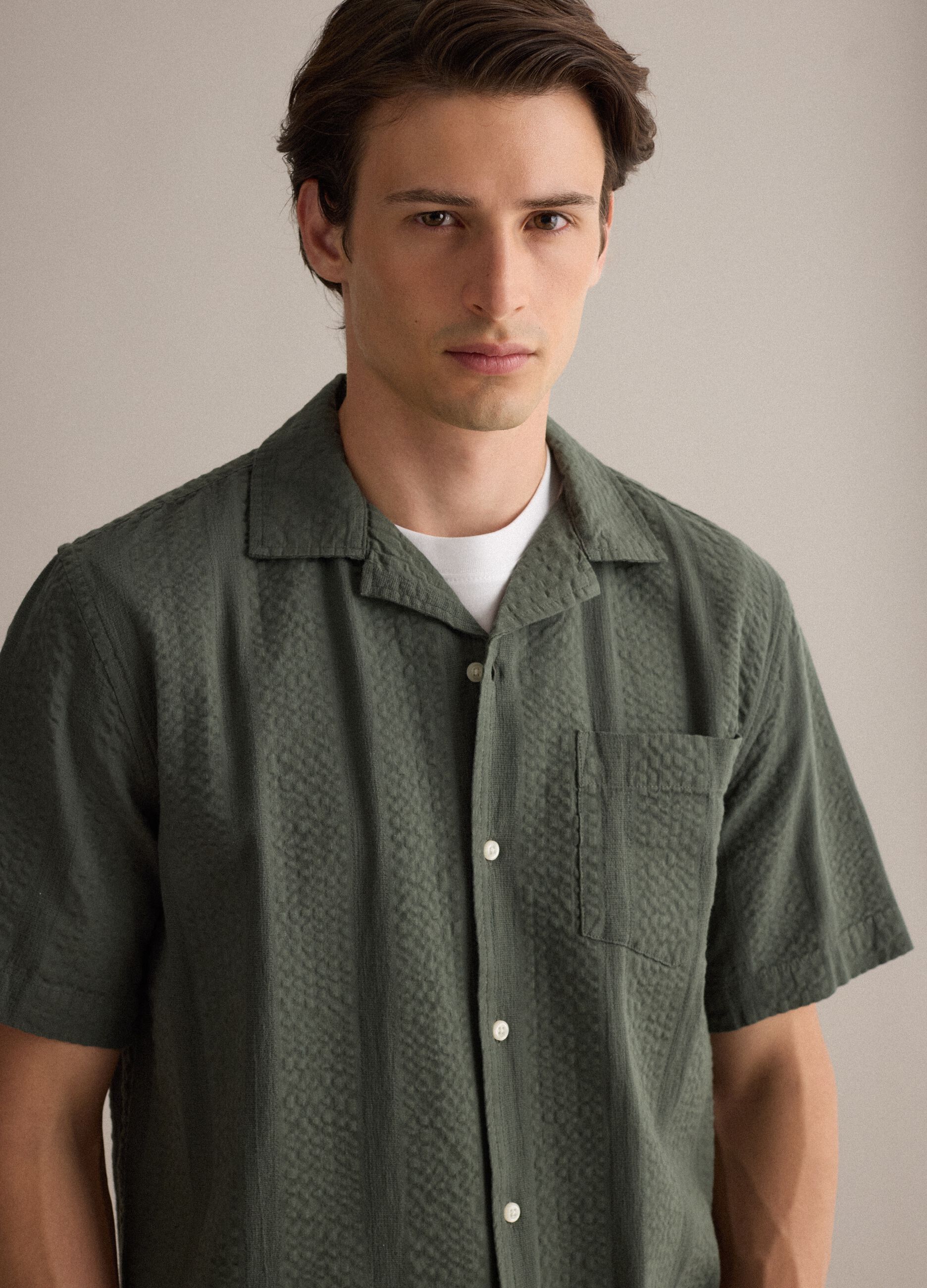 Green short-sleeve pure organic cotton shirt with bowling collar, regular fit