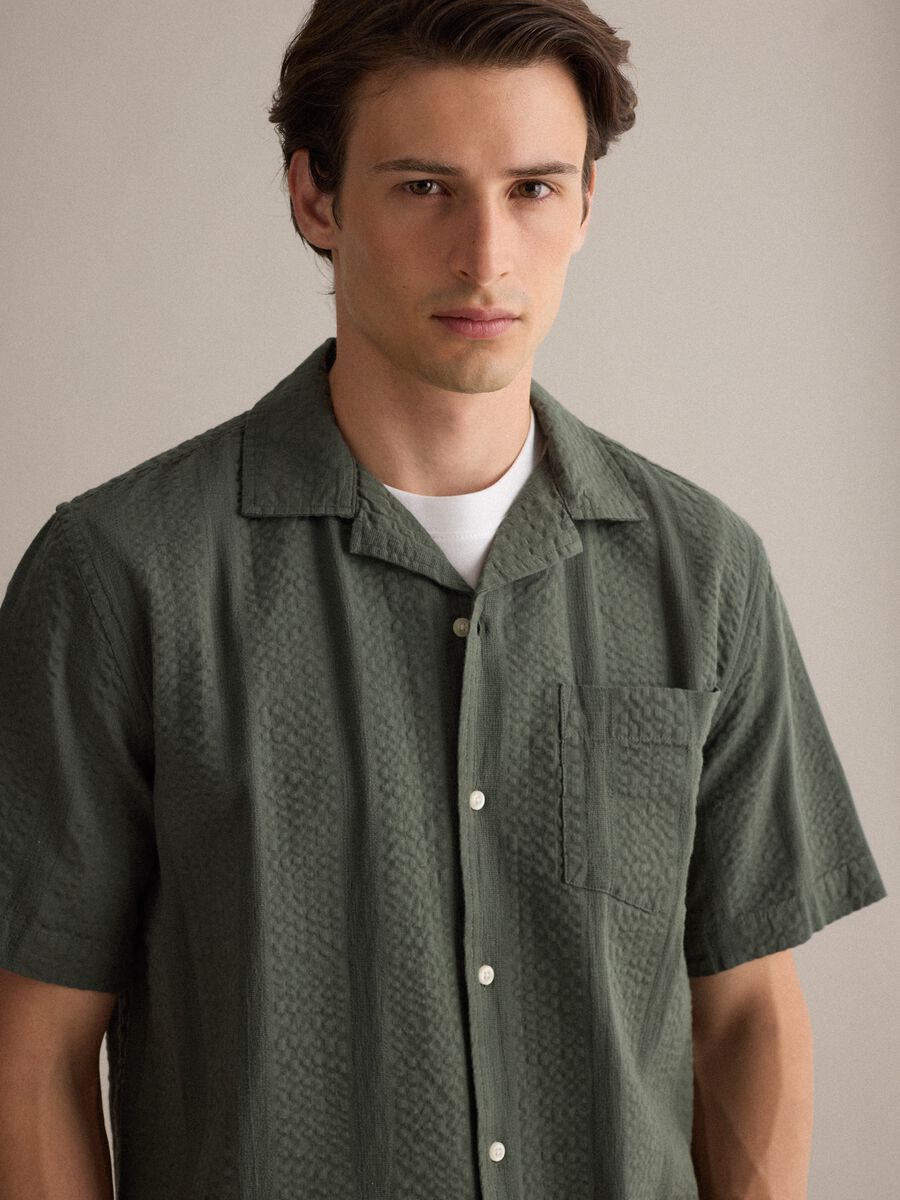 Camicia verde a maniche corte in puro cotone organico con collo bowling regular fit_2