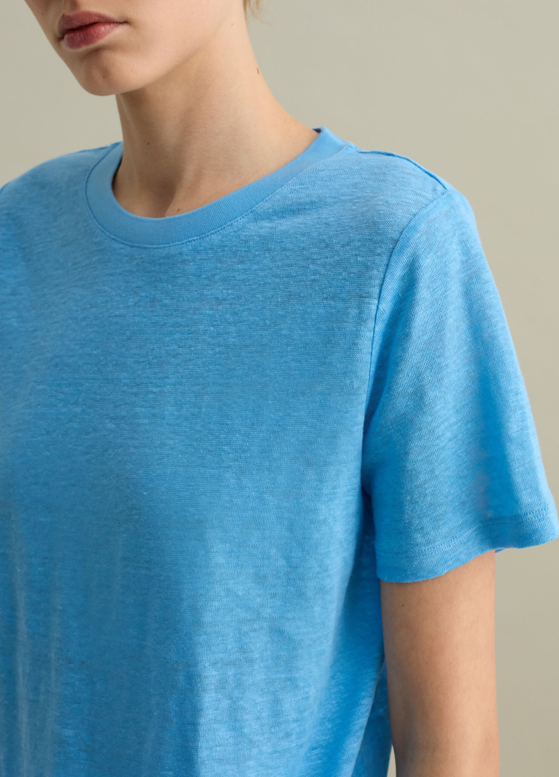 T-shirt a maniche corte in lino azzurro
