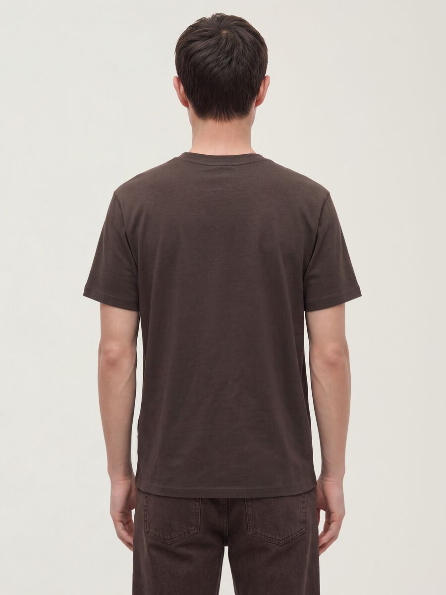 T-shirt marrone in puro cotone mercerizzato a girocollo regular fit_3