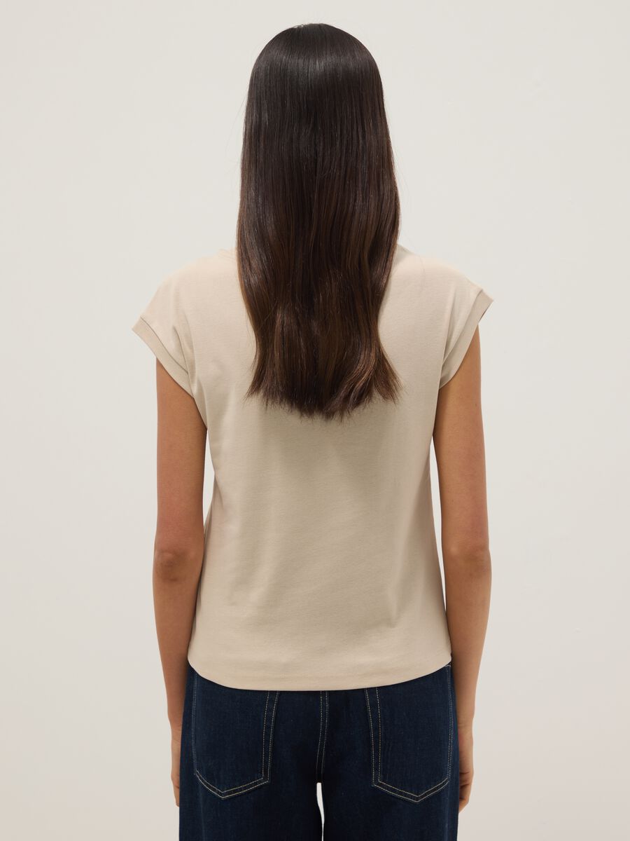 T-shirt beige in puro cotone con inserti traforati regular fit_3
