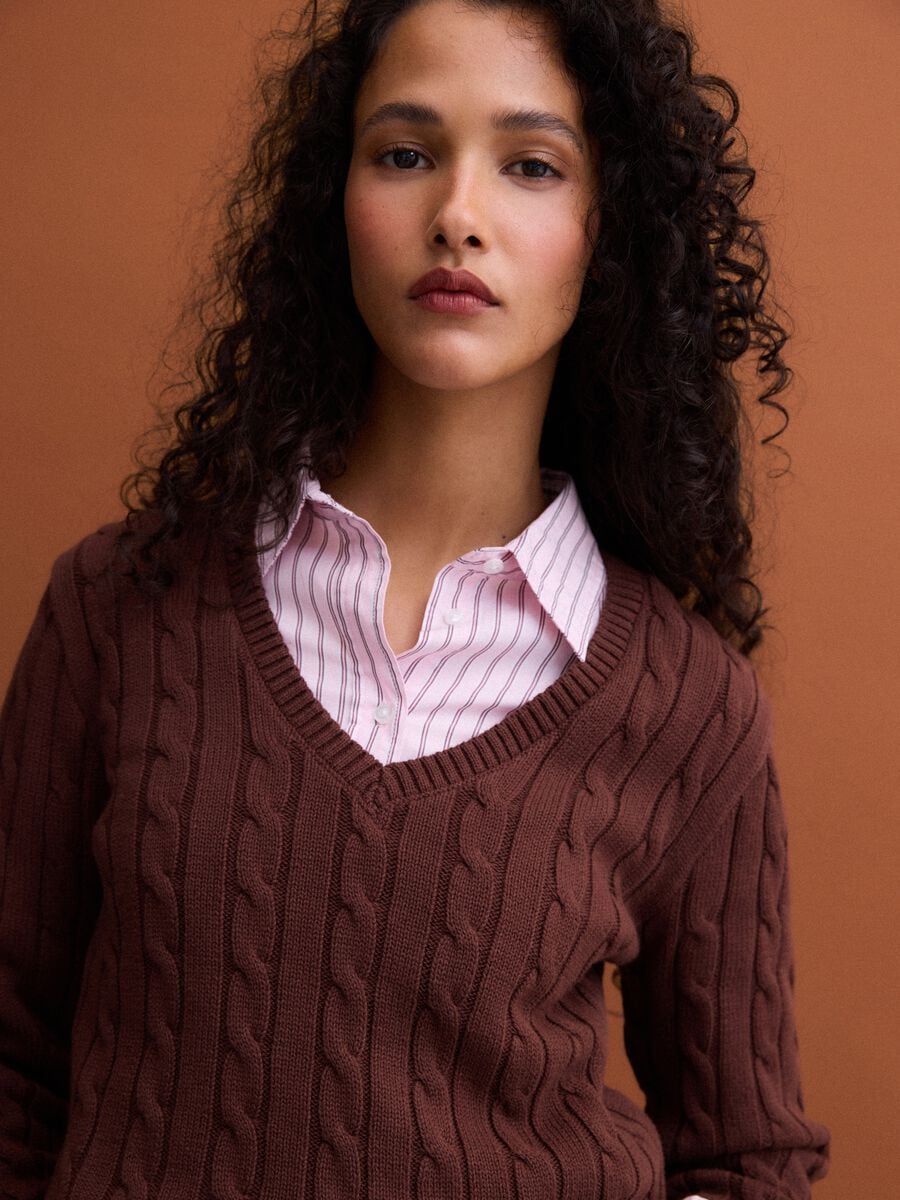 Maglia marrone in puro cotone a trecce con scollo profondo a V_2