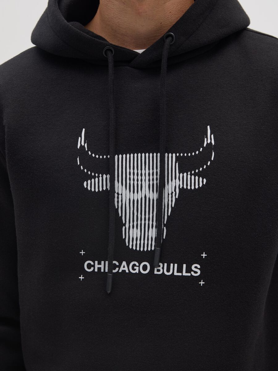 Black cotton blend hoodie with Chicago Bulls logo_3