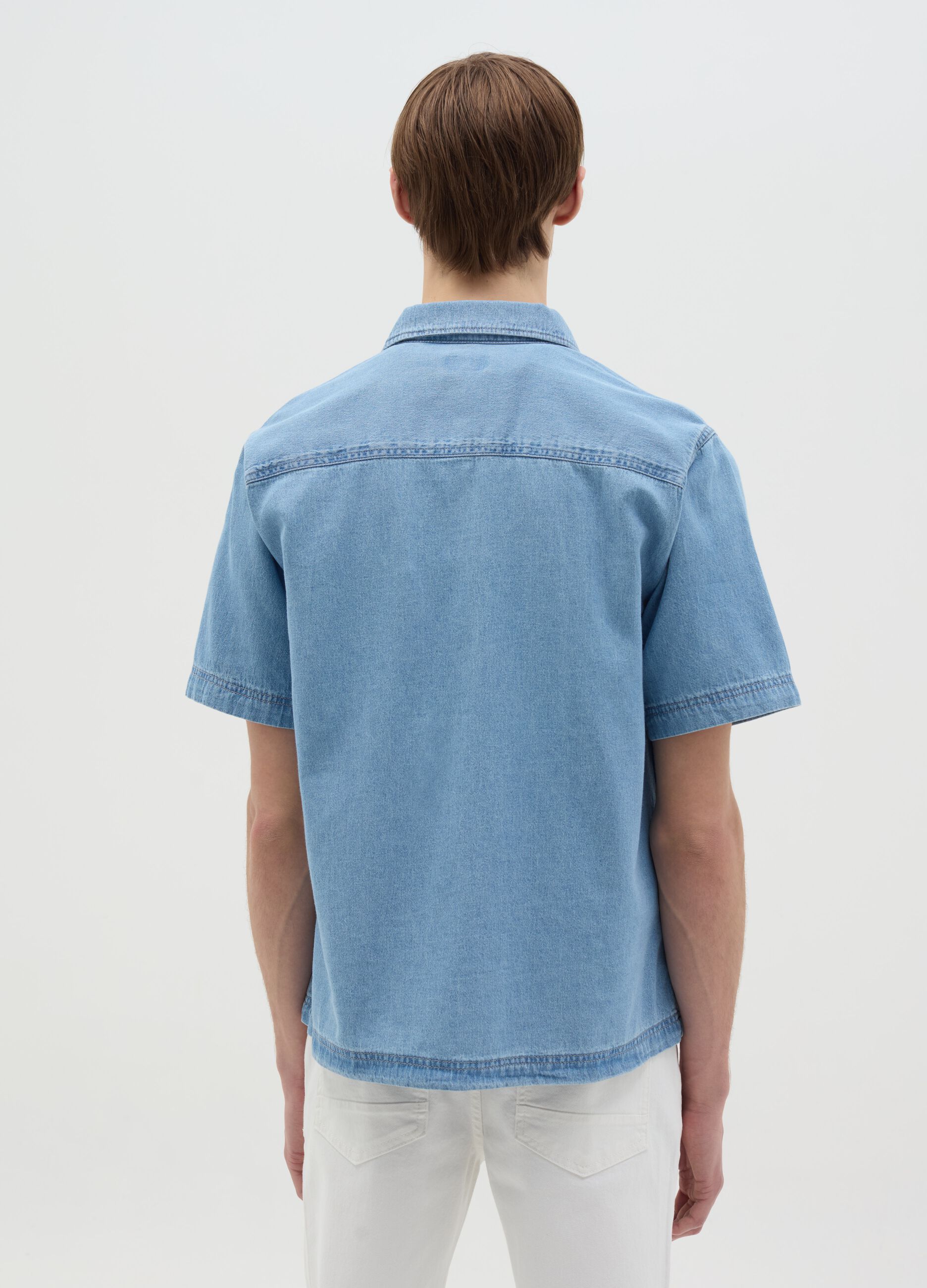 Short-sleeved shirt in denim with pockets