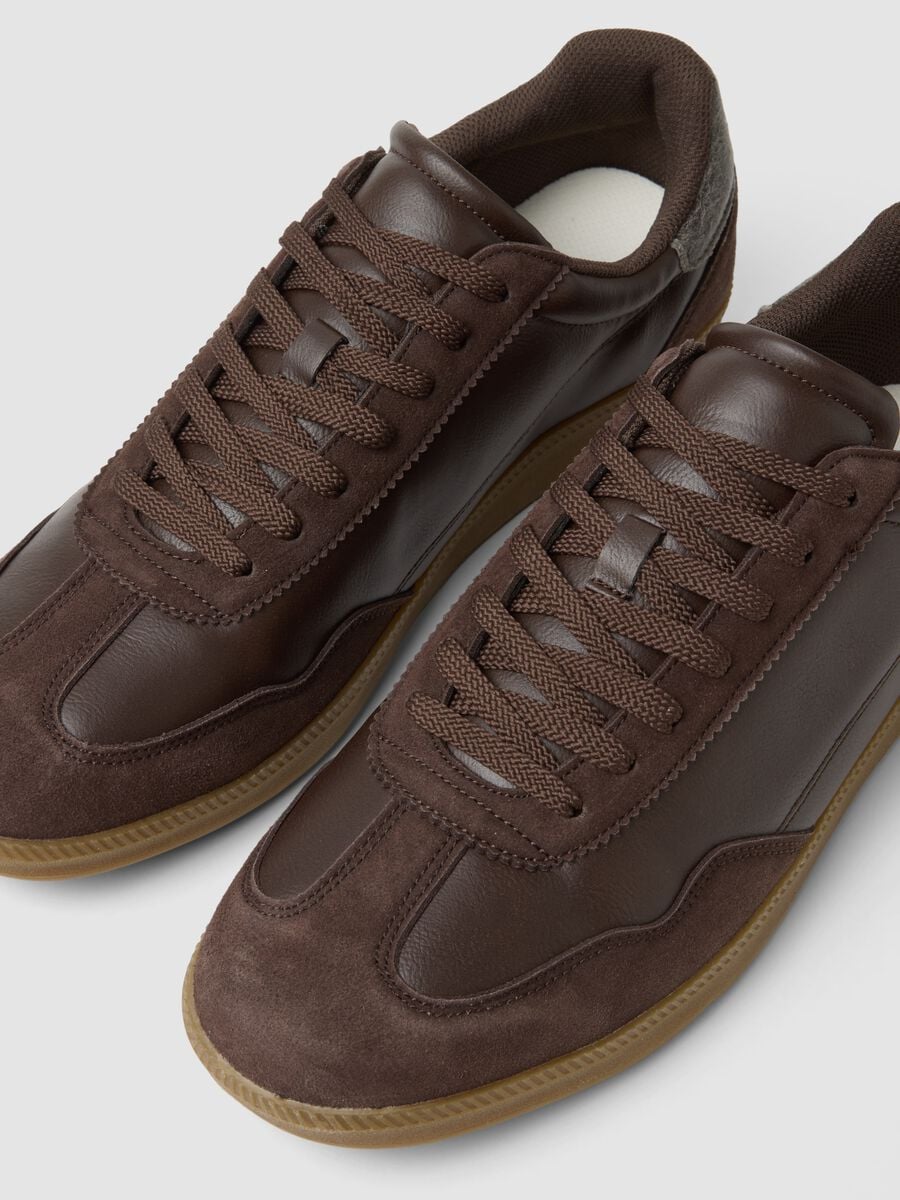 Sneakers marroni casual con suola a contrasto_2