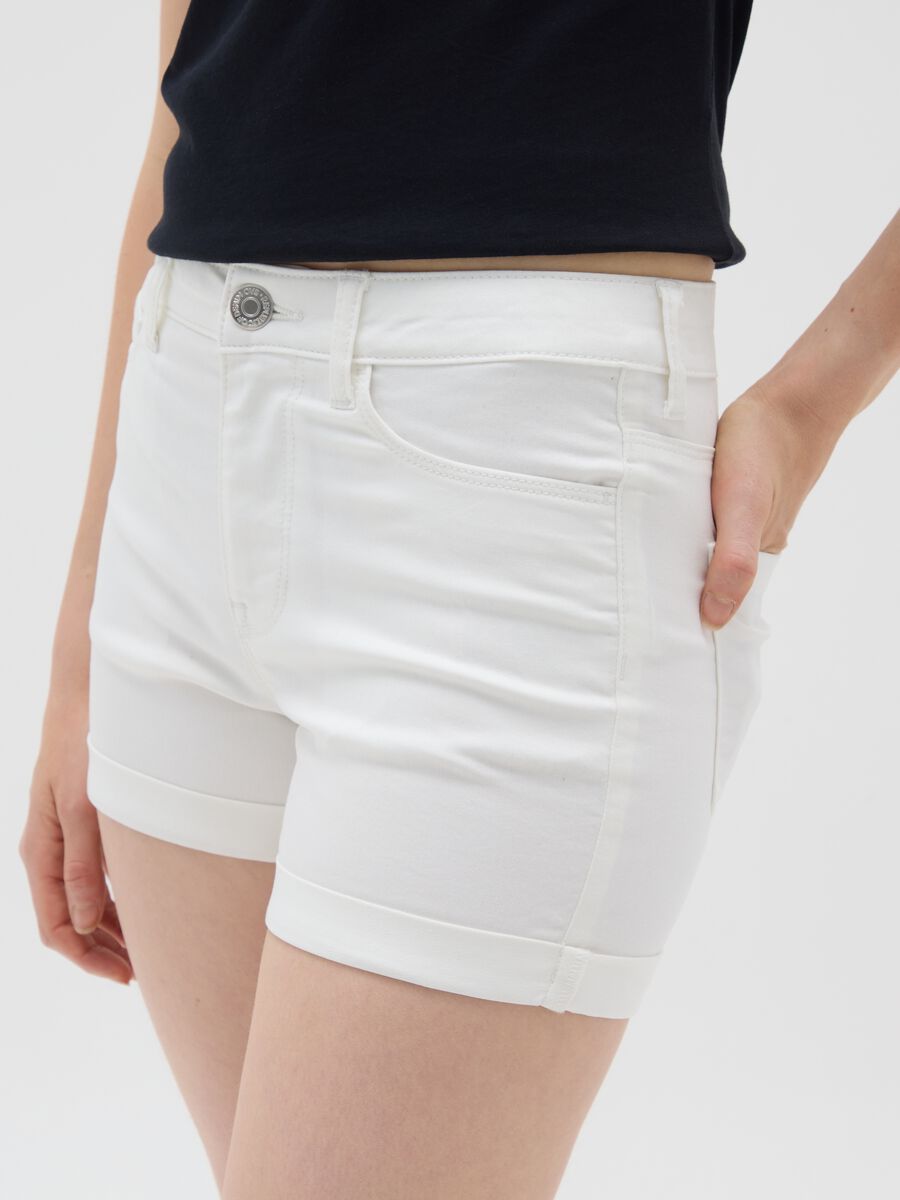 Women's white cotton blend shorts regular fit_3