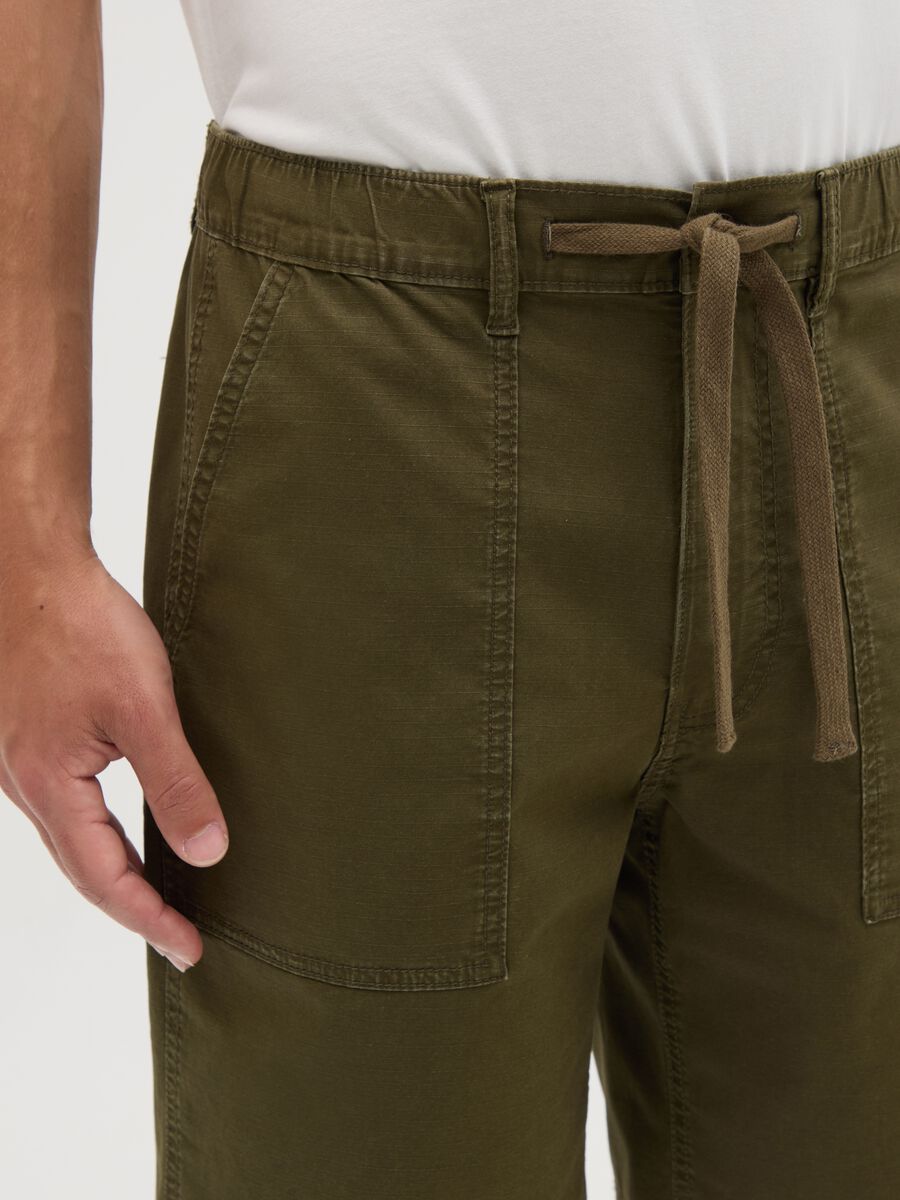 Pantaloncini da uomo in cotone elasticizzato verde regular fit_2