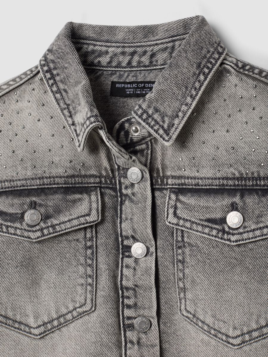 Camicia grigia corta in puro cotone con borchie per ragazza_5