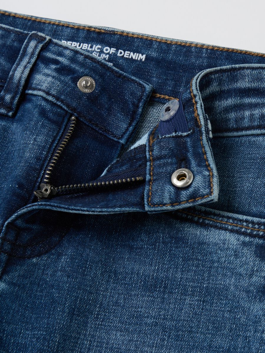 Slim-fit jeans with five pockets_2