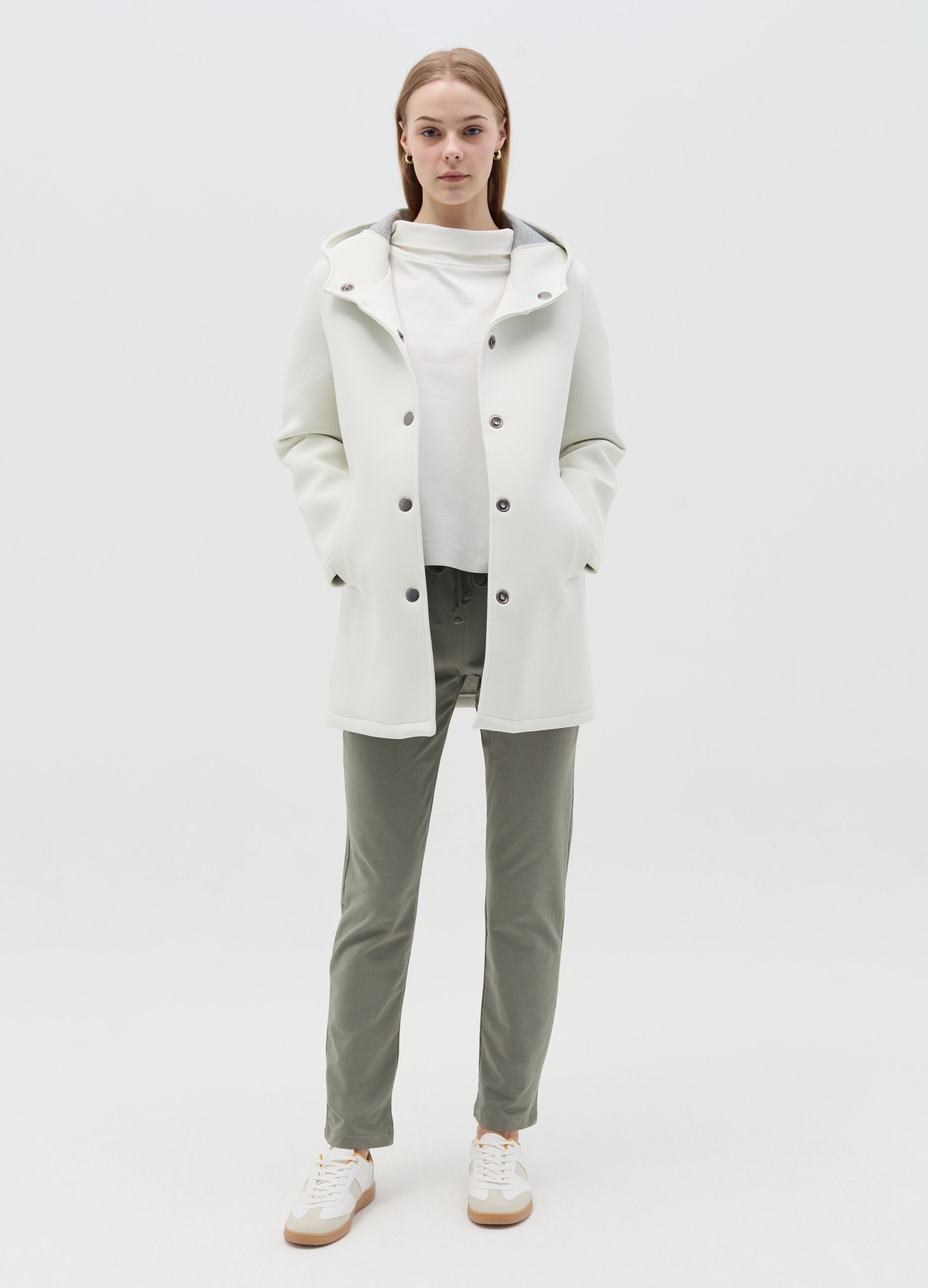 Hooded coat with buttons