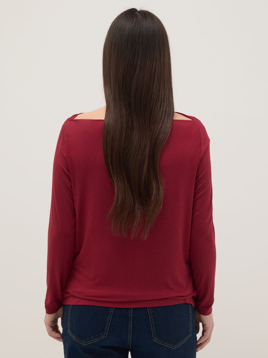 Maglia lunga in viscosa elasticizzata rossa regular fit con collo a barca_3