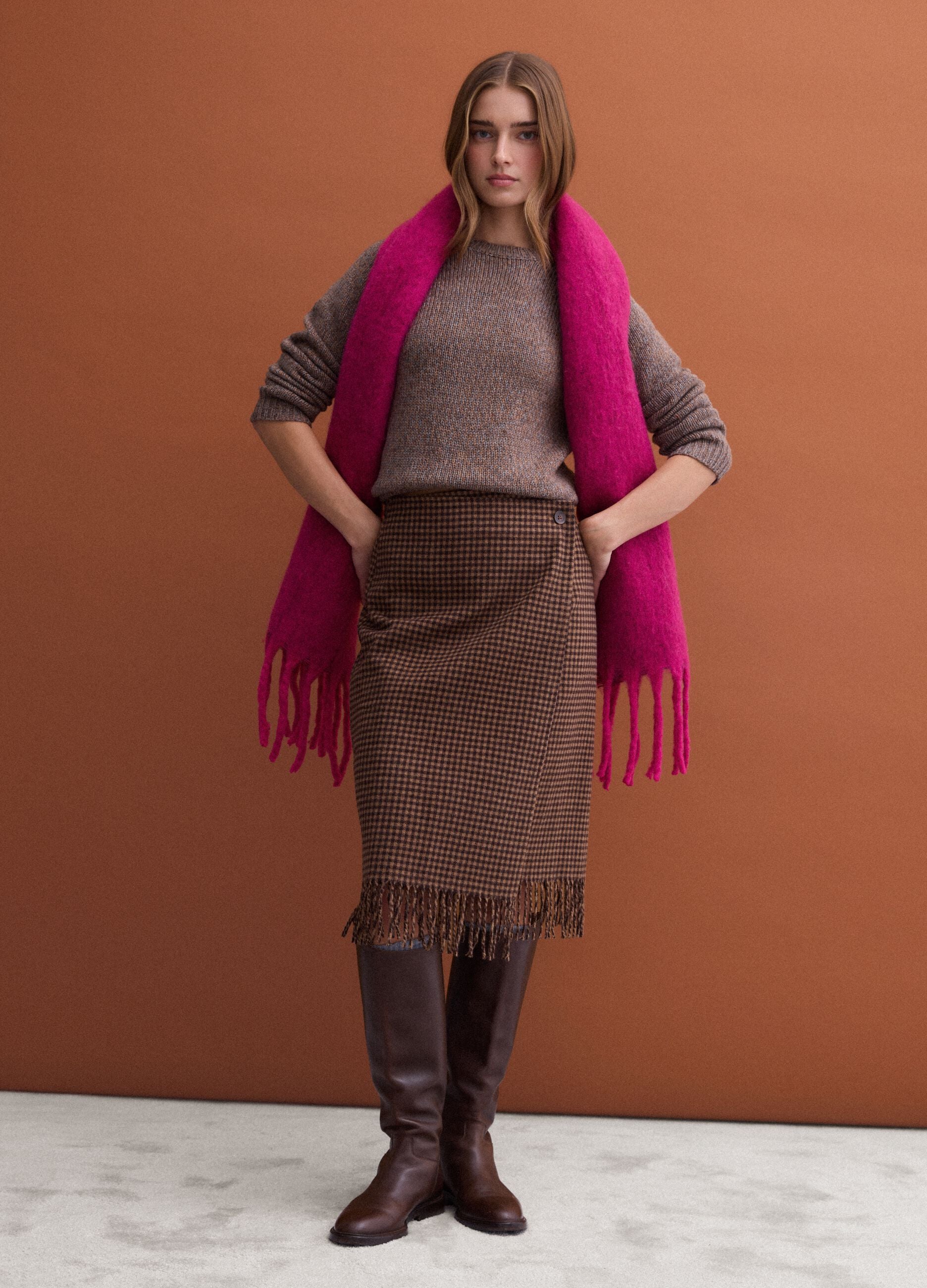 Red wool-blend scarf with fringes