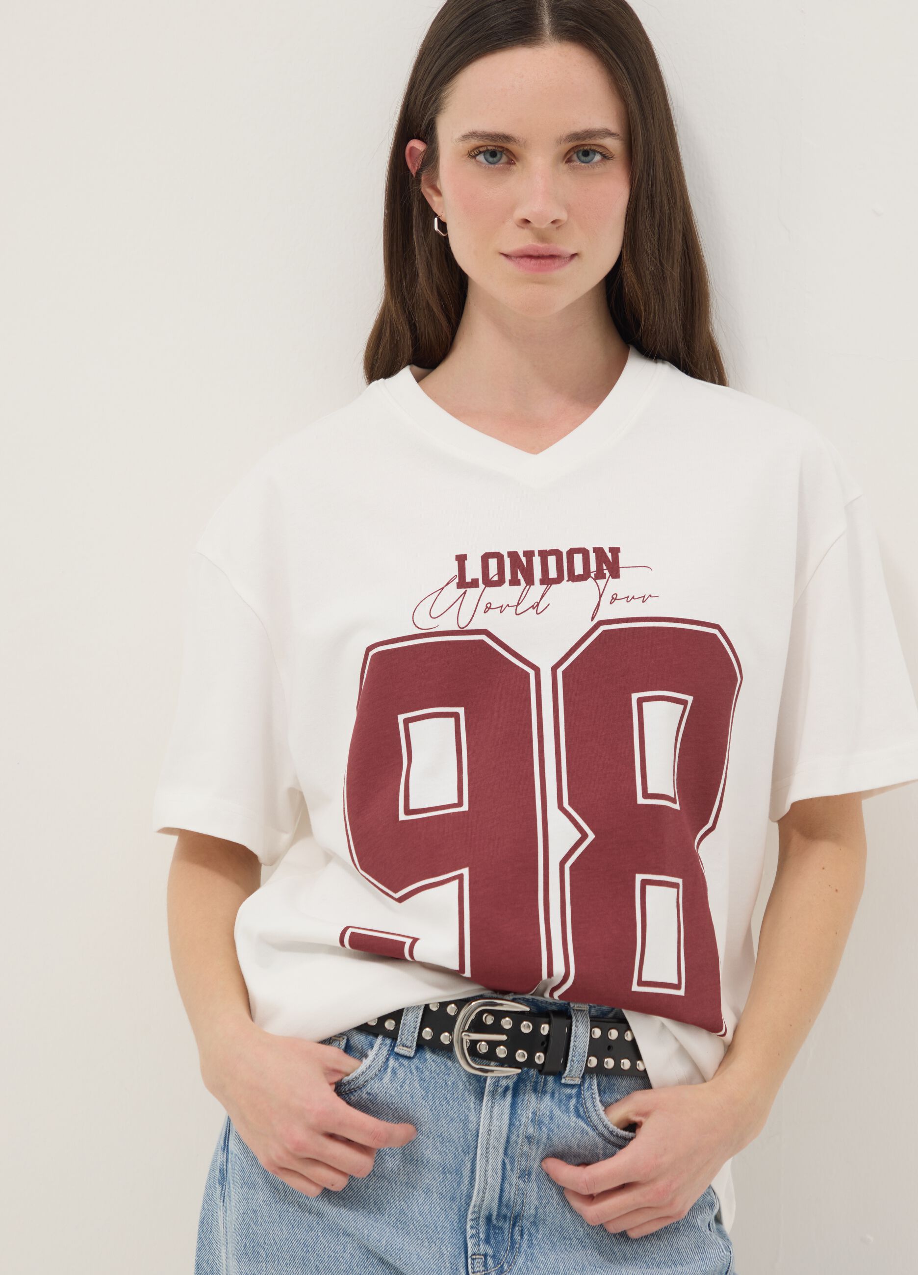 Oversized white pure cotton T-shirt with print and V-neck