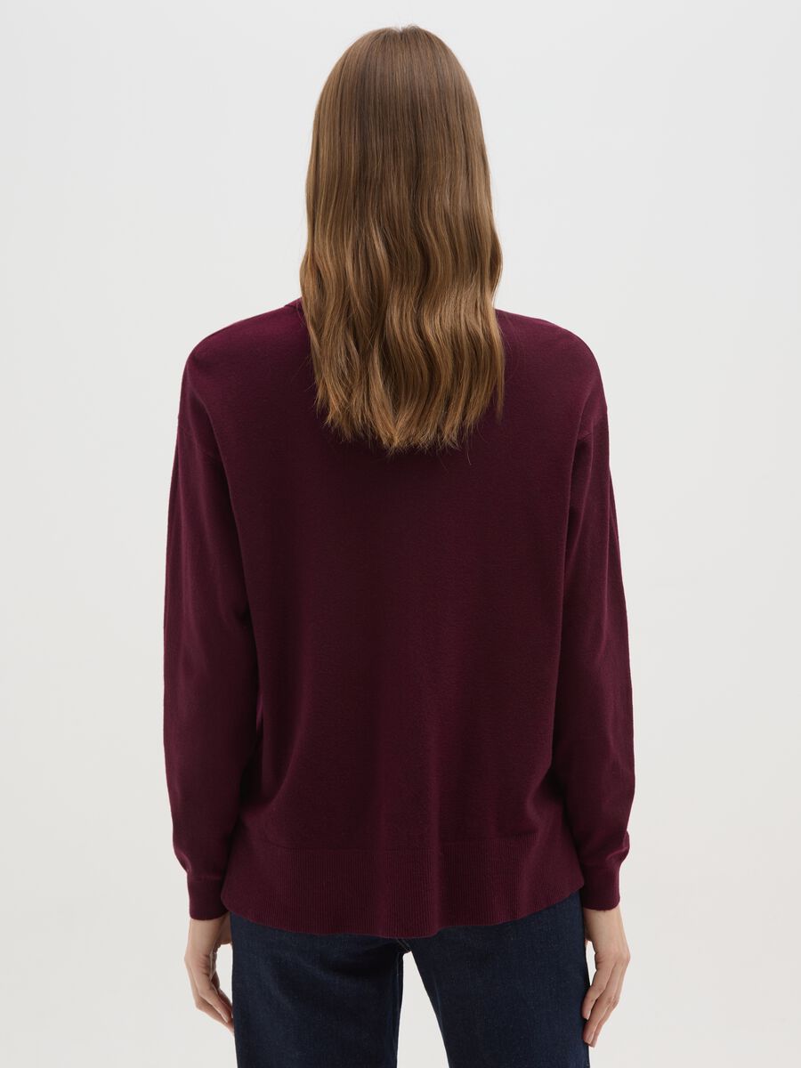 Maglia bordeaux con scollo a V e colletto_2