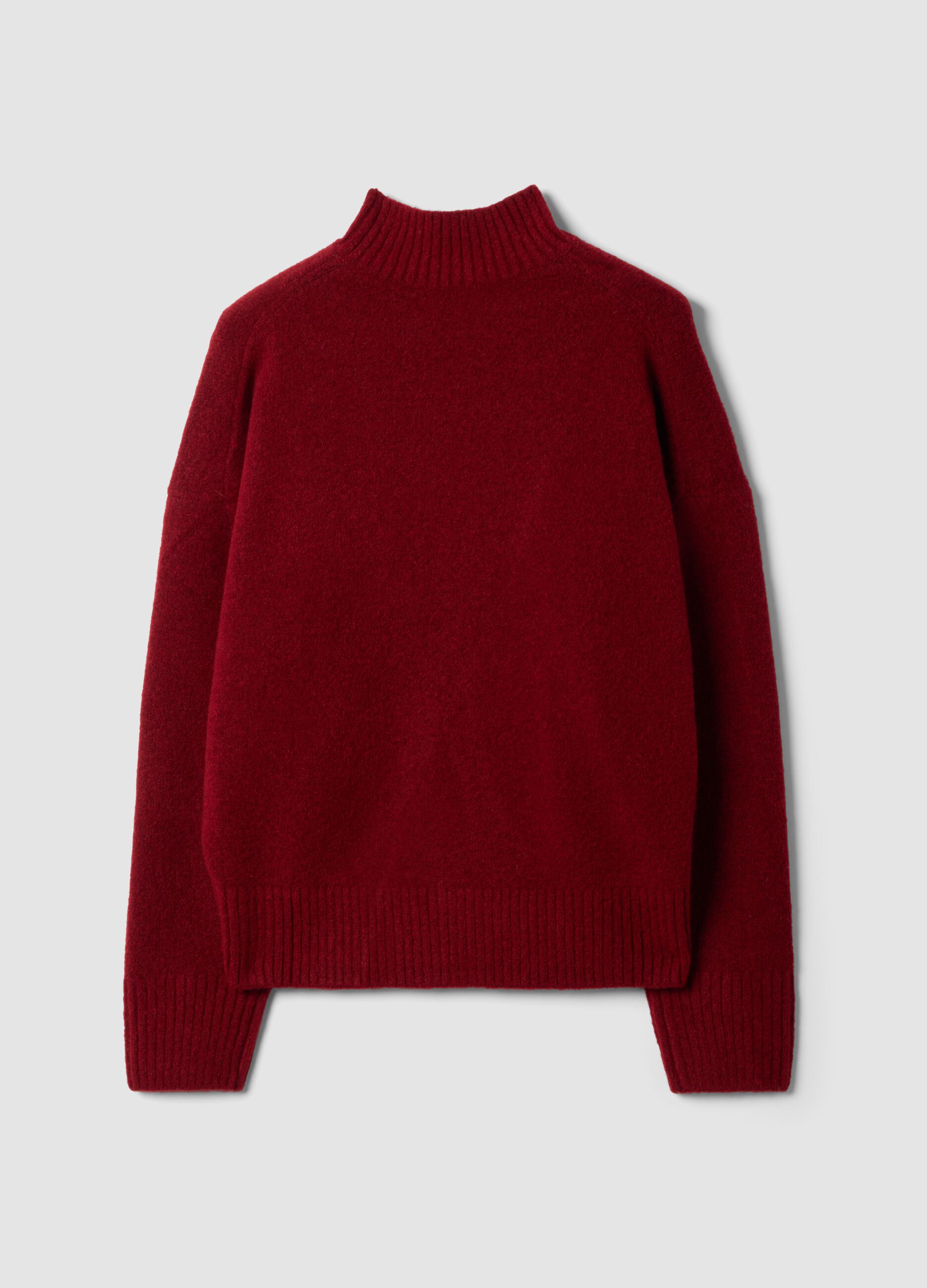 Maglia rossa in lana elasticizzata con collo rialzato