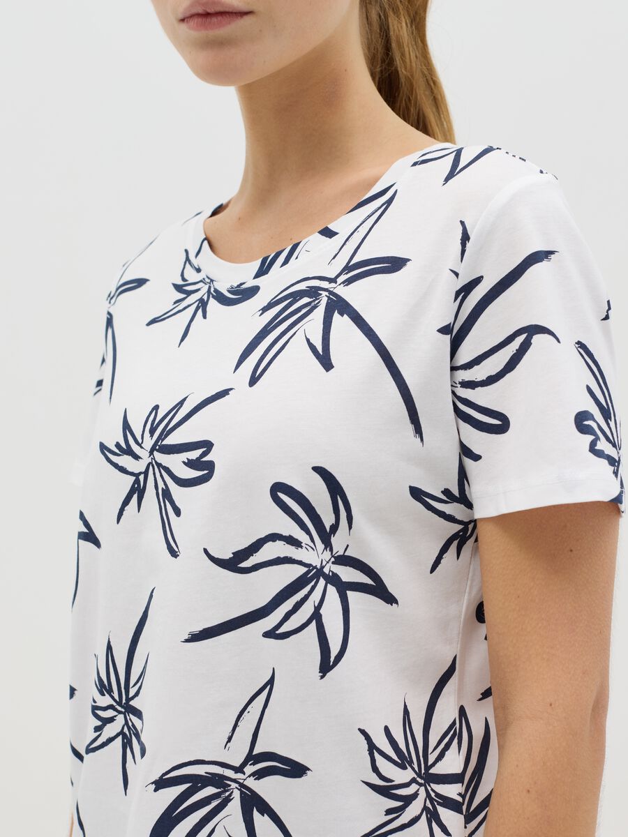 White T-shirt with floral print_2