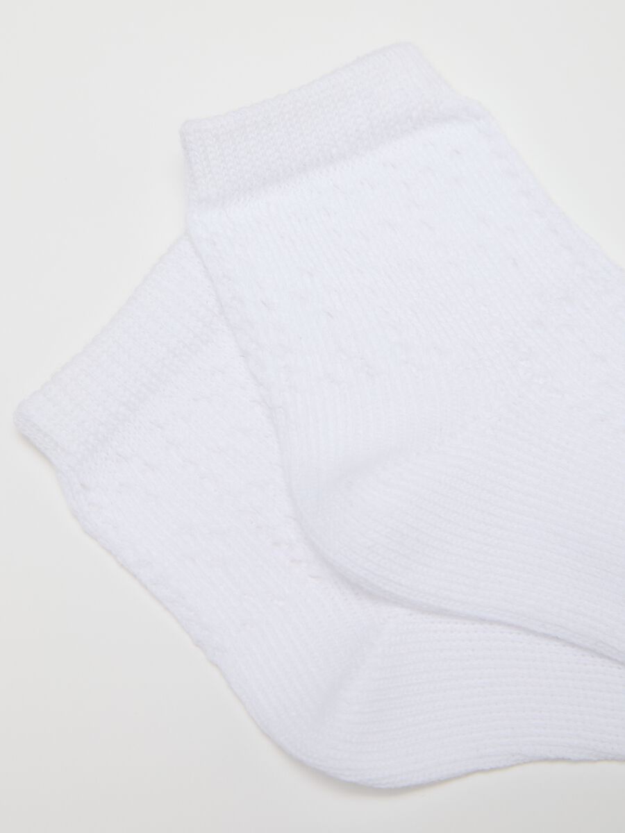 Short white socks with raised weave_1