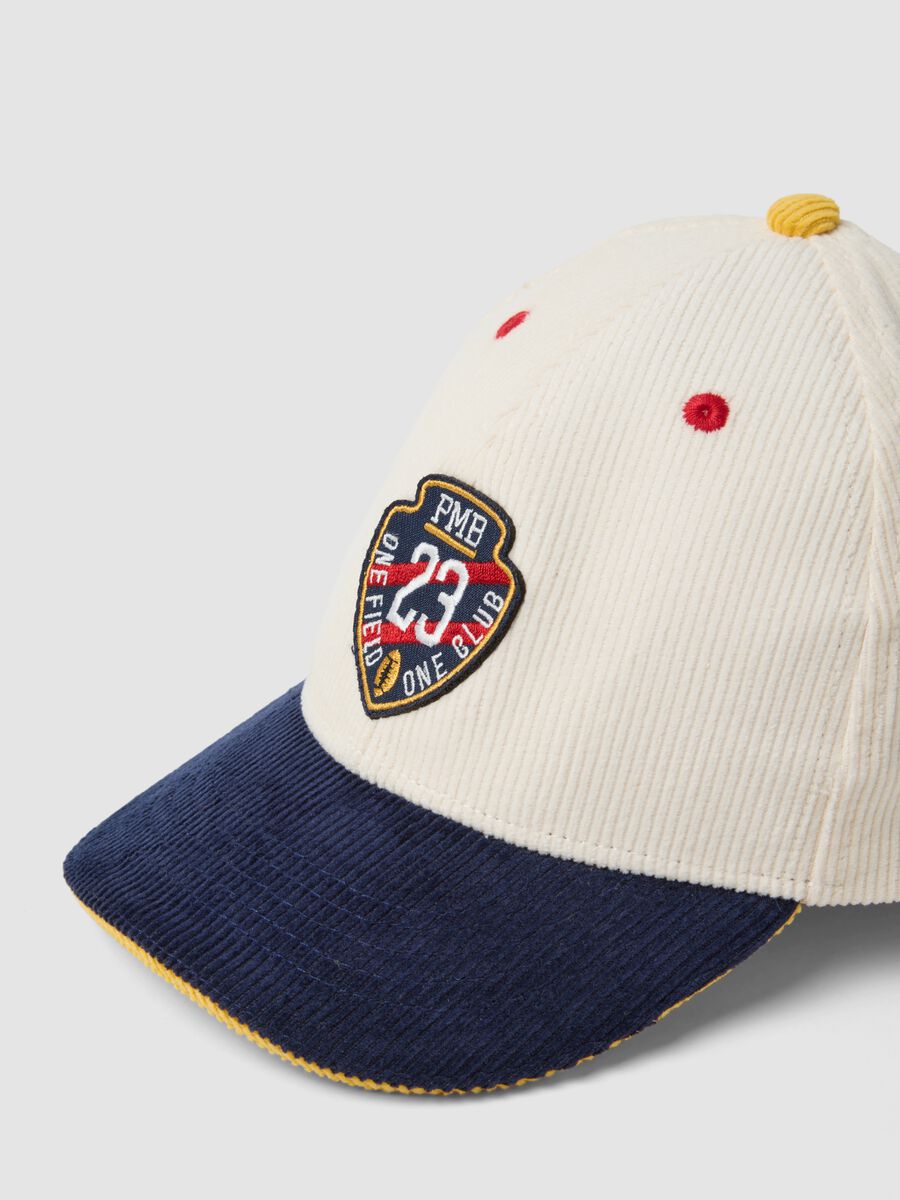 Cappello beige in puro cotone con visiera blu e patch_2