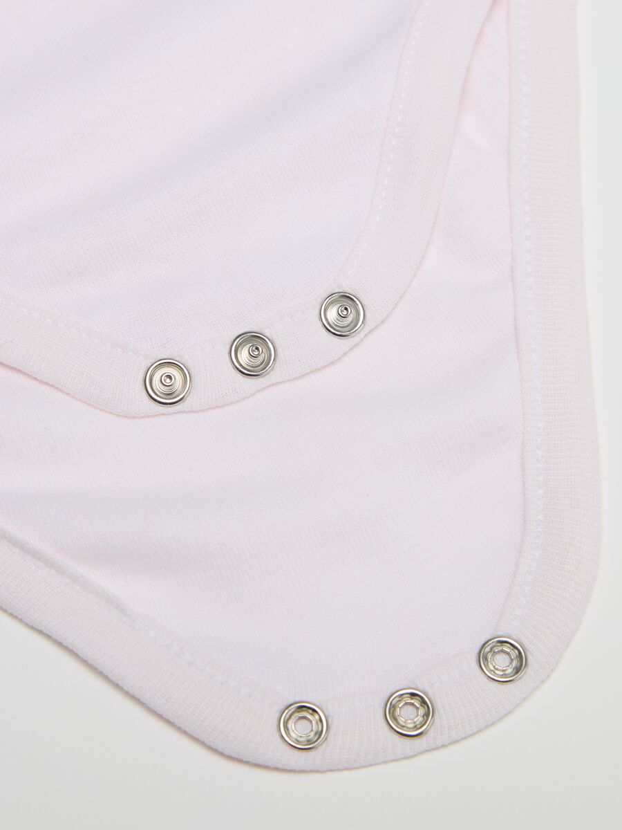 Three-pack short-sleeved bodysuits in cotton_2