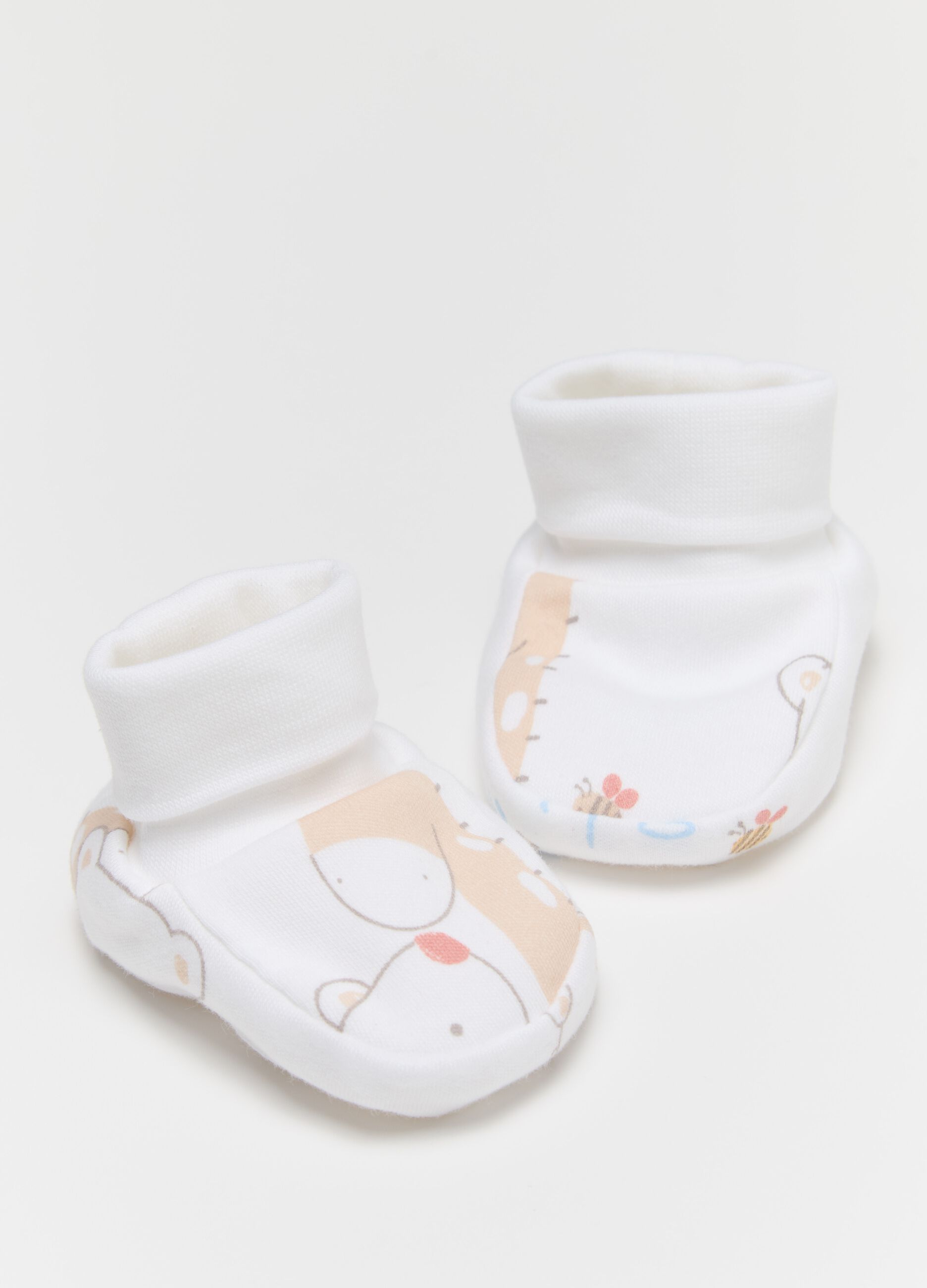 Hat and shoes set with giraffe and teddy bear print