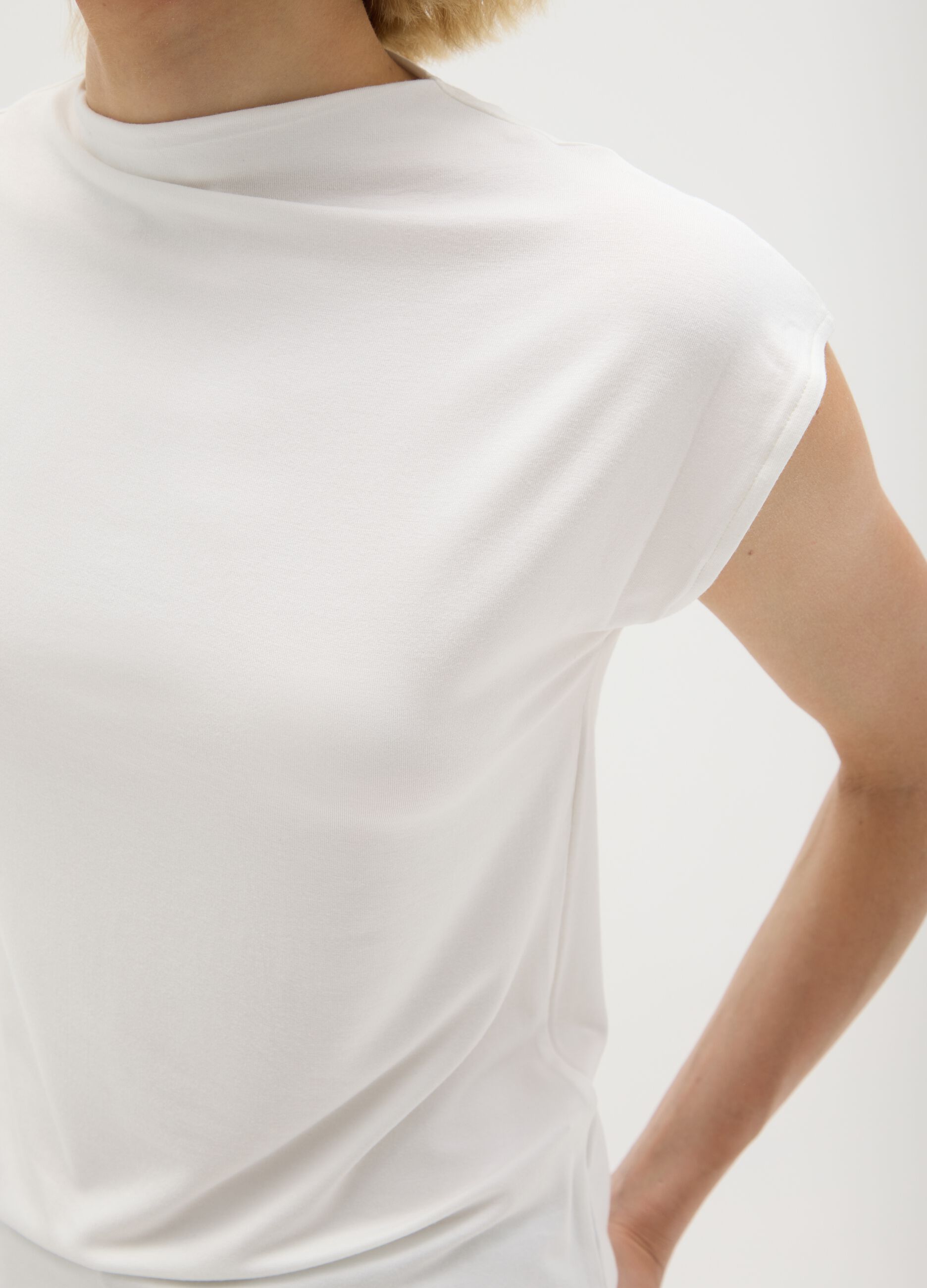 White viscose blend top, regular fit