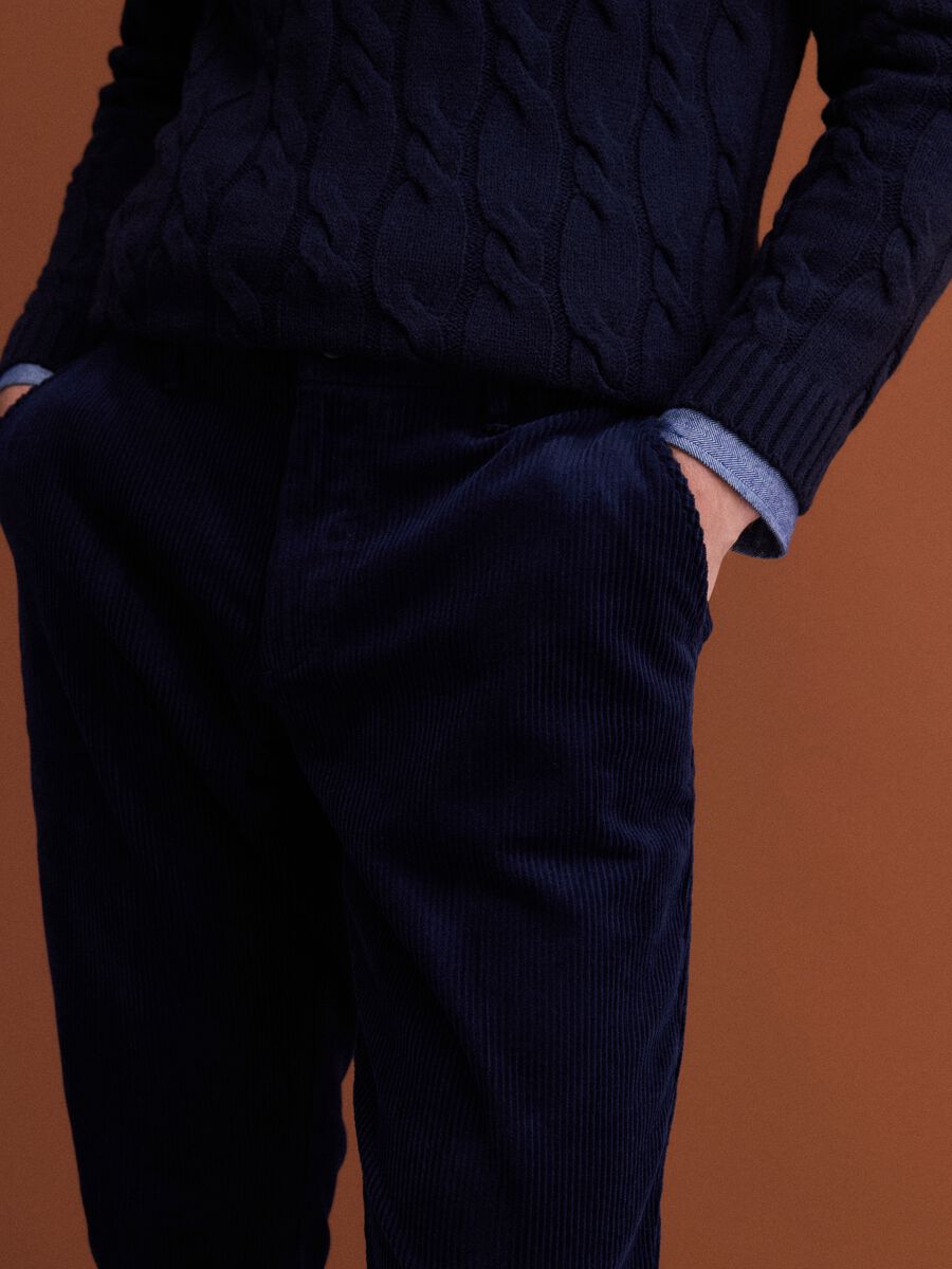 Pantaloni chino blu in cotone elasticizzato a coste regular fit_2