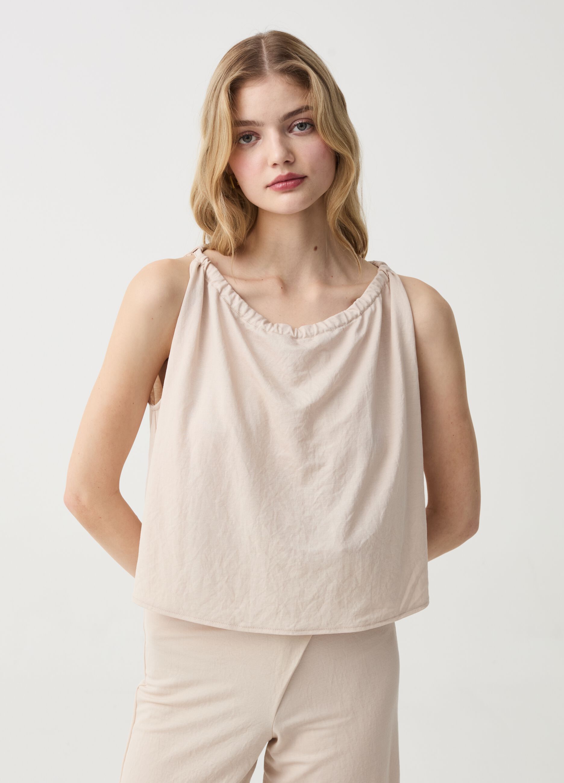 Sleeveless top with tie