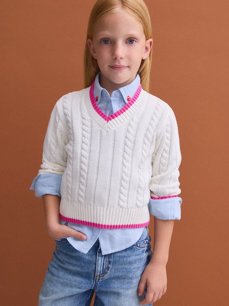 Maglia bianca in puro cotone a trecce con scollo a V per bambina_0