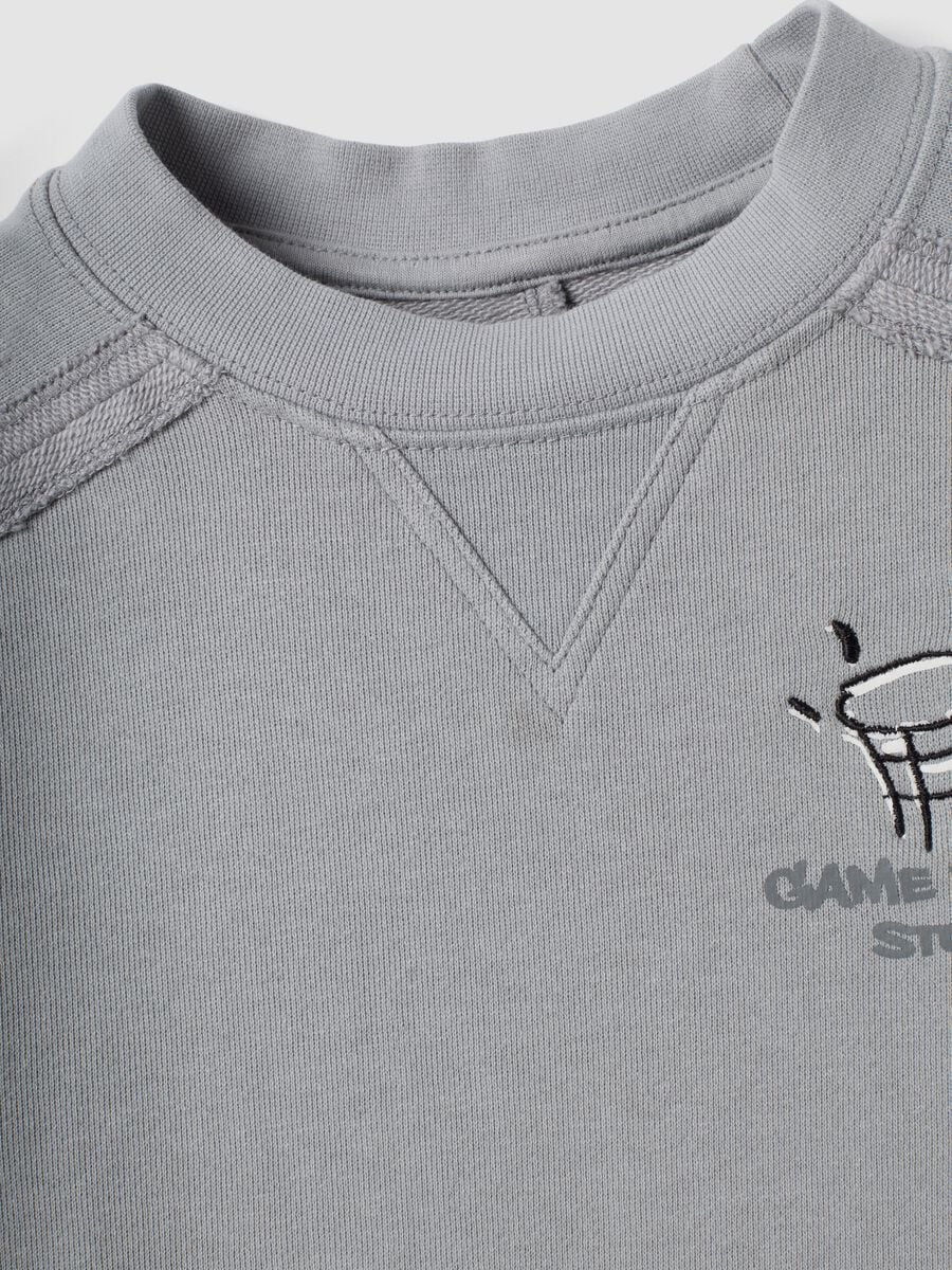 Felpa grigia in misto cotone a girocollo e stampa per bambino over fit_2